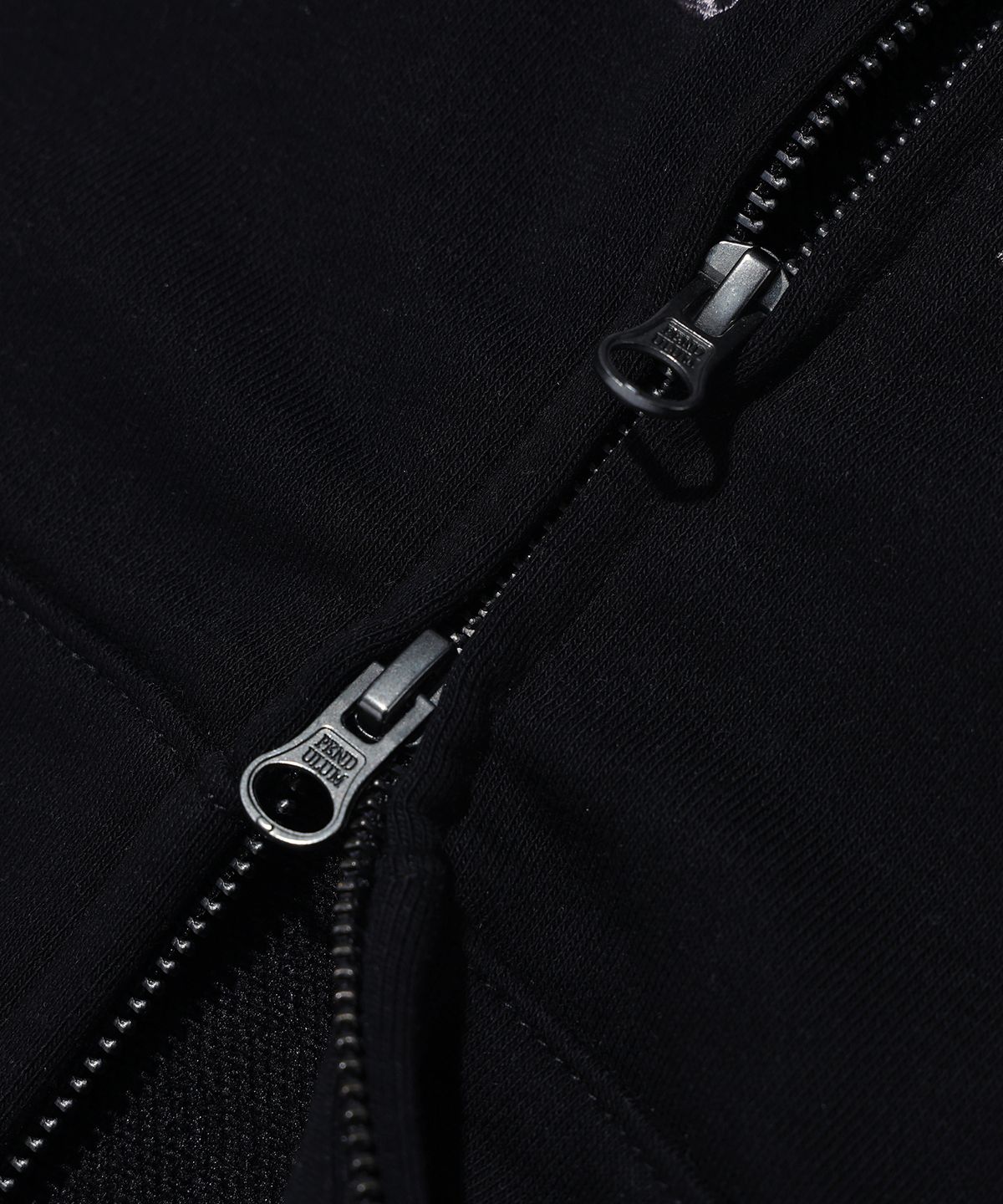 펜듈럼(PENDULUM) 투톤 아치 로고 후드집업 LQ6TU149_BLACK