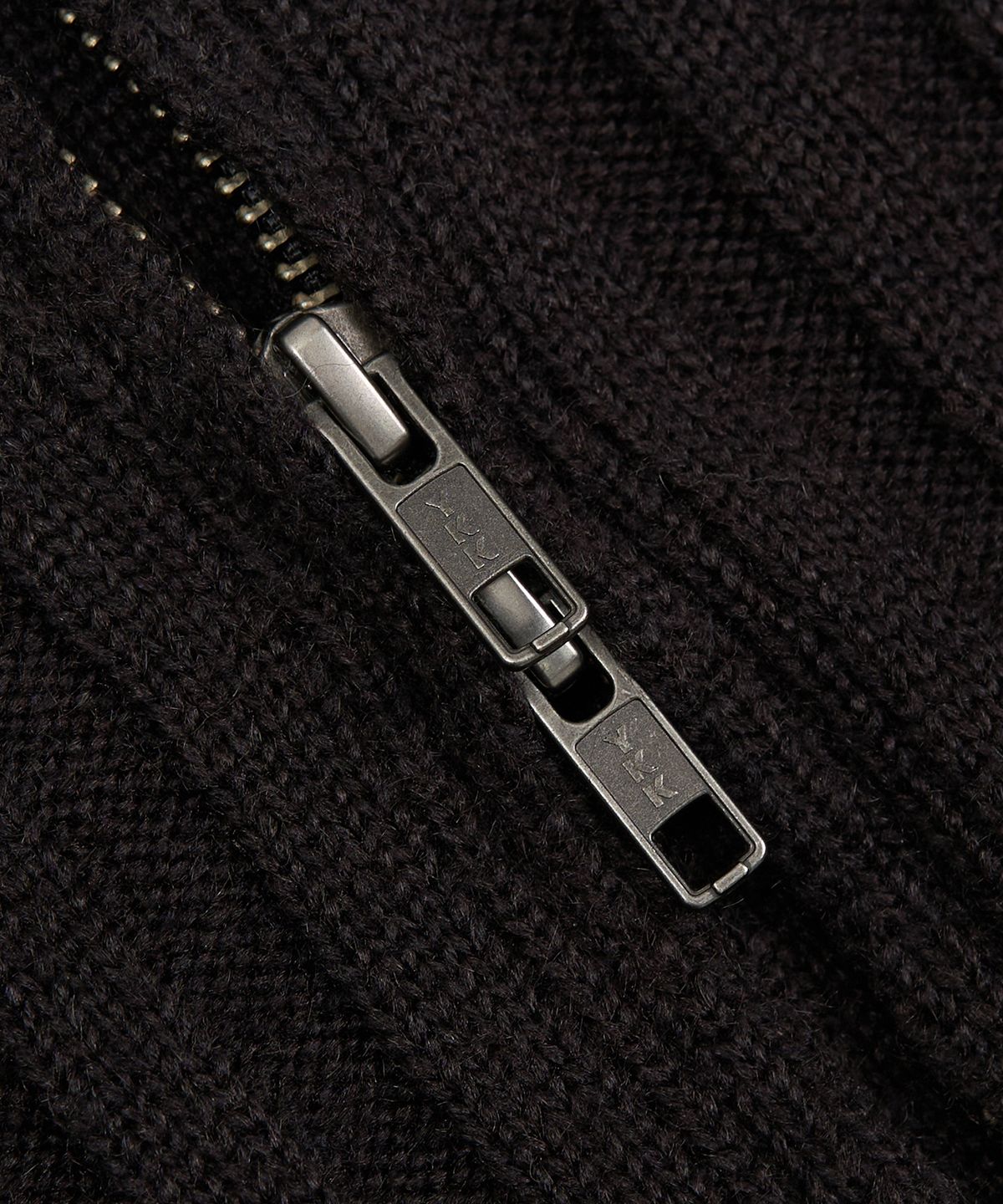 엑스컨테이너(EXCONTAINER) 디스트레스드 라운드넥 집업 크롭 가디건 (BLACK)