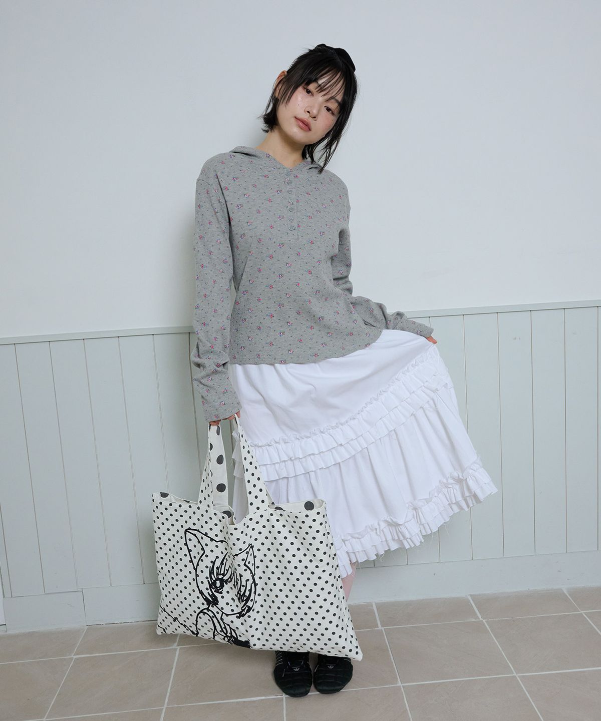 잇자바이브(ITZAVIBE) FLOWER WAFFLE BUTTON HOODIE - GRAY