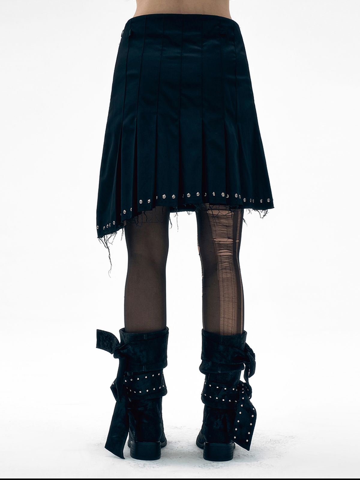 와이이이엘(YEEL) STUDDED PLEATED MIDI SKIRT BLACK