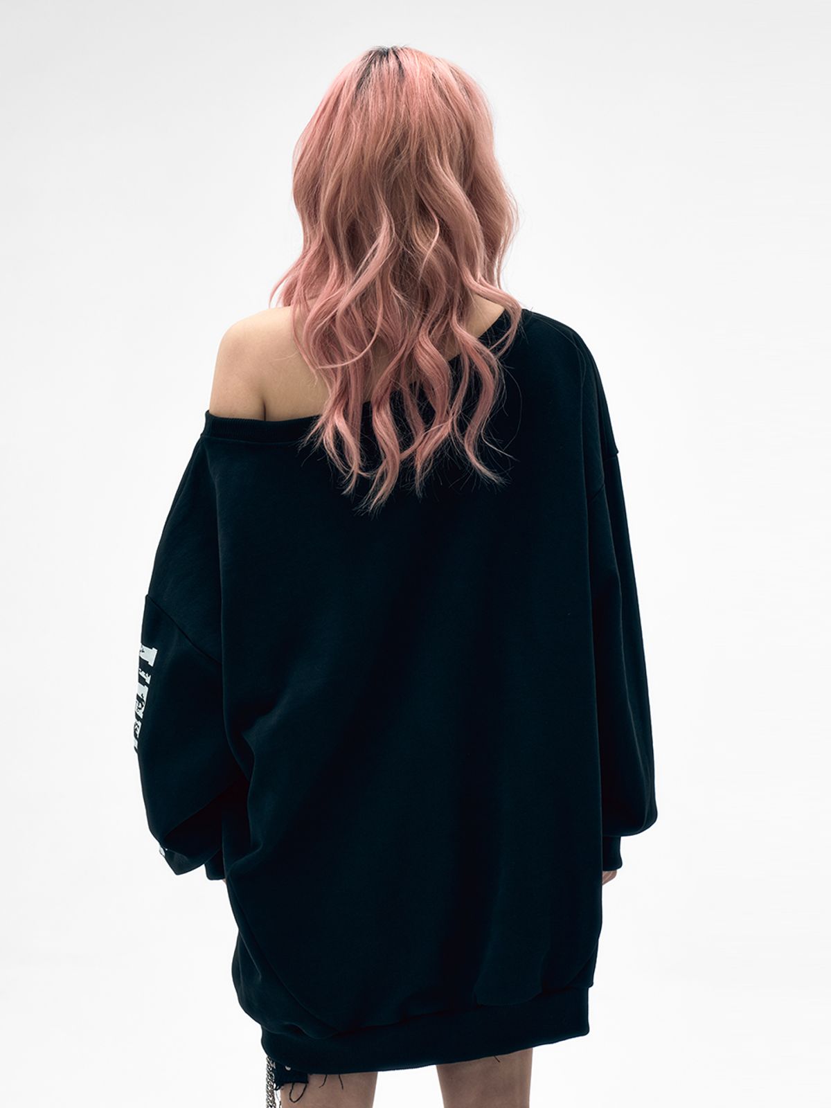 와이이이엘(YEEL) YL STUDDED OFF-SHOULDER SWEATSHIRT BLACK