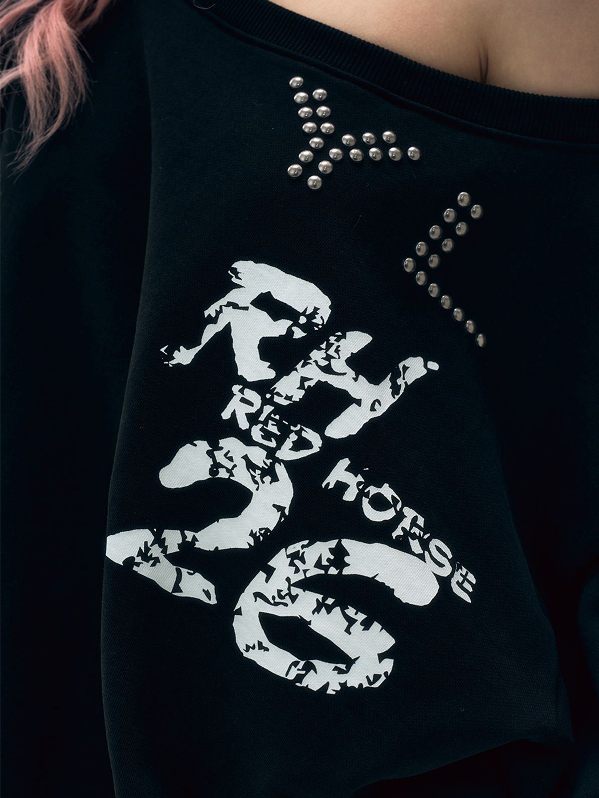 와이이이엘(YEEL) YL STUDDED OFF-SHOULDER SWEATSHIRT BLACK