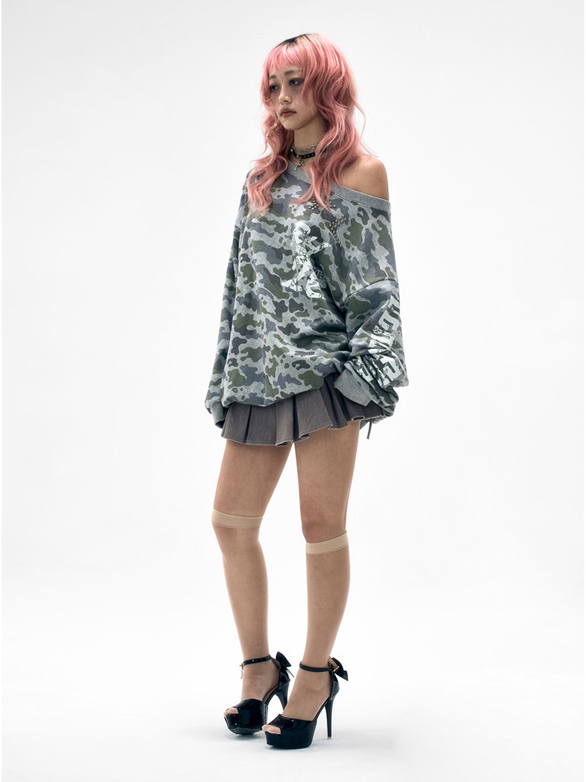 와이이이엘(YEEL) YL STUDDED OFF-SHOULDER SWEATSHIRT CAMO GREY