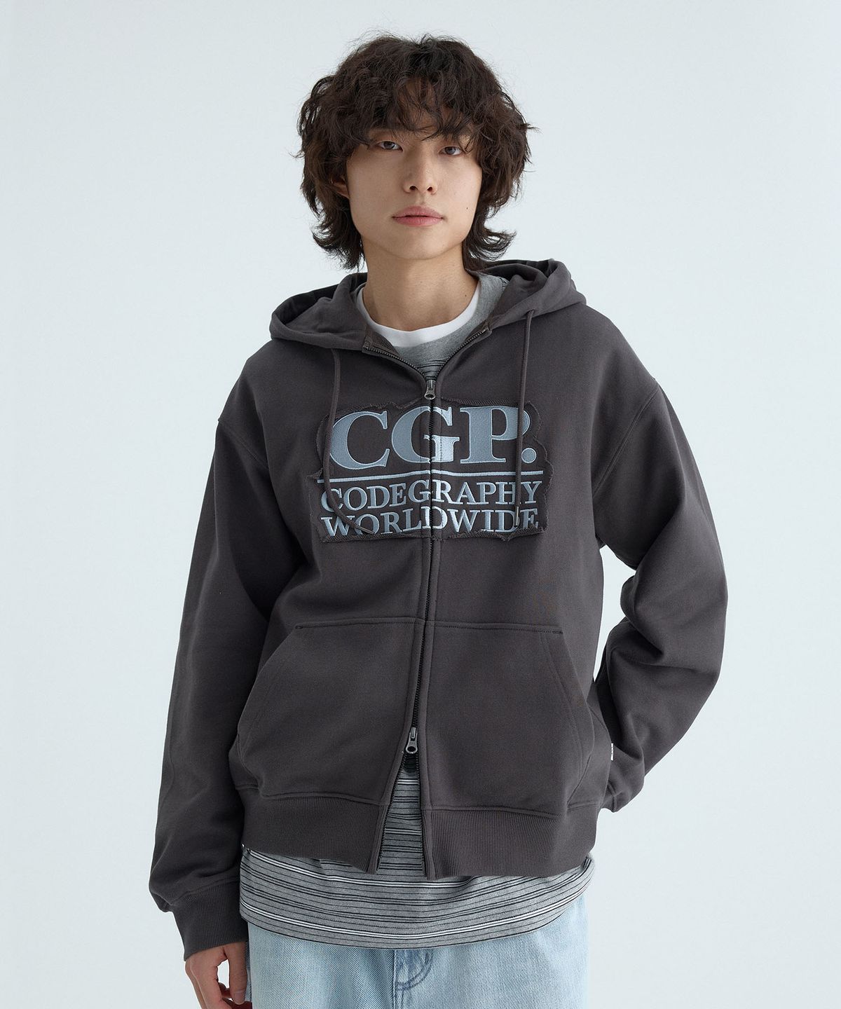 코드그라피(CGP) 스퀘어 로고 데미지 후드 집업-차콜
