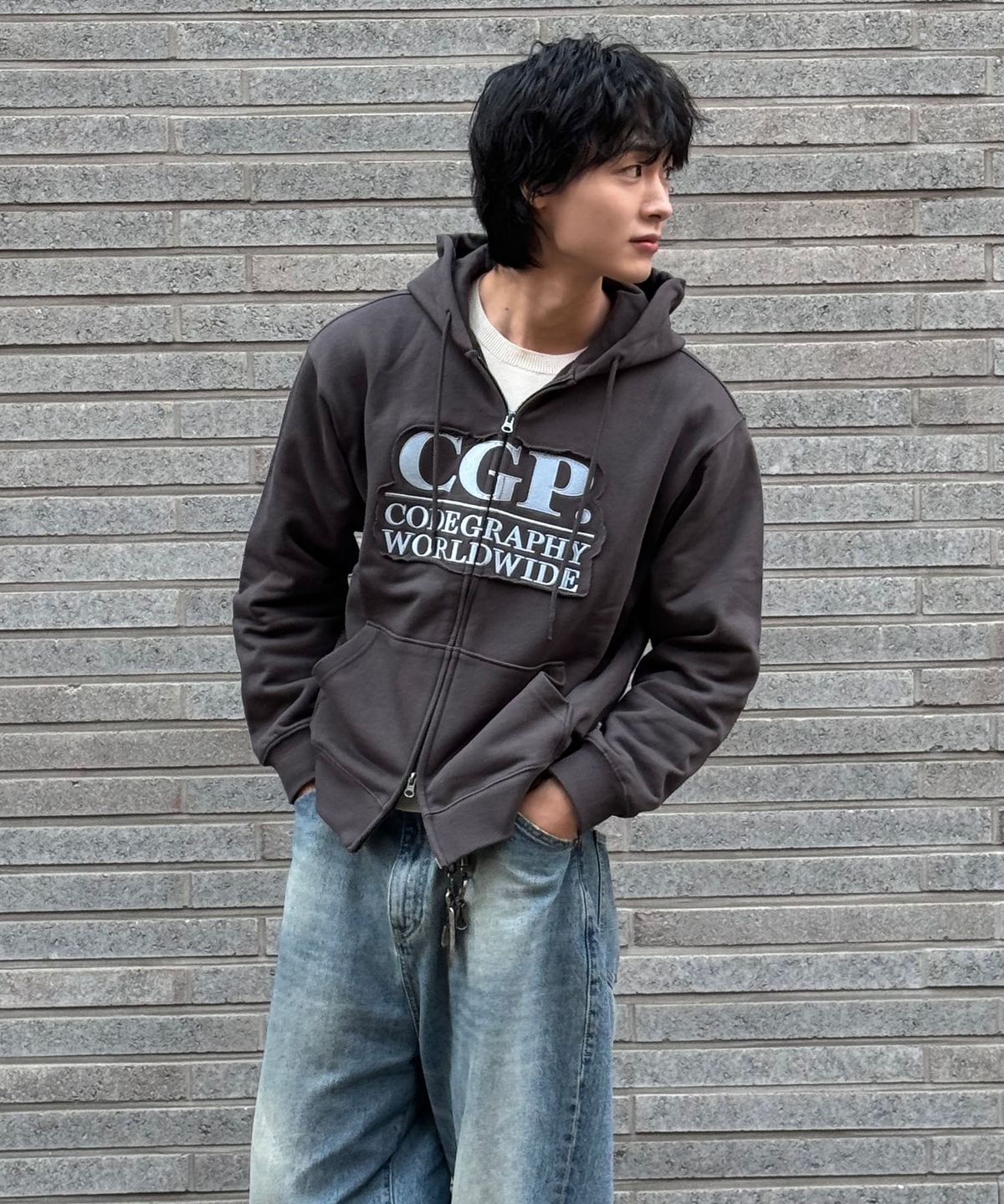 코드그라피(CGP) 스퀘어 로고 데미지 후드 집업-차콜