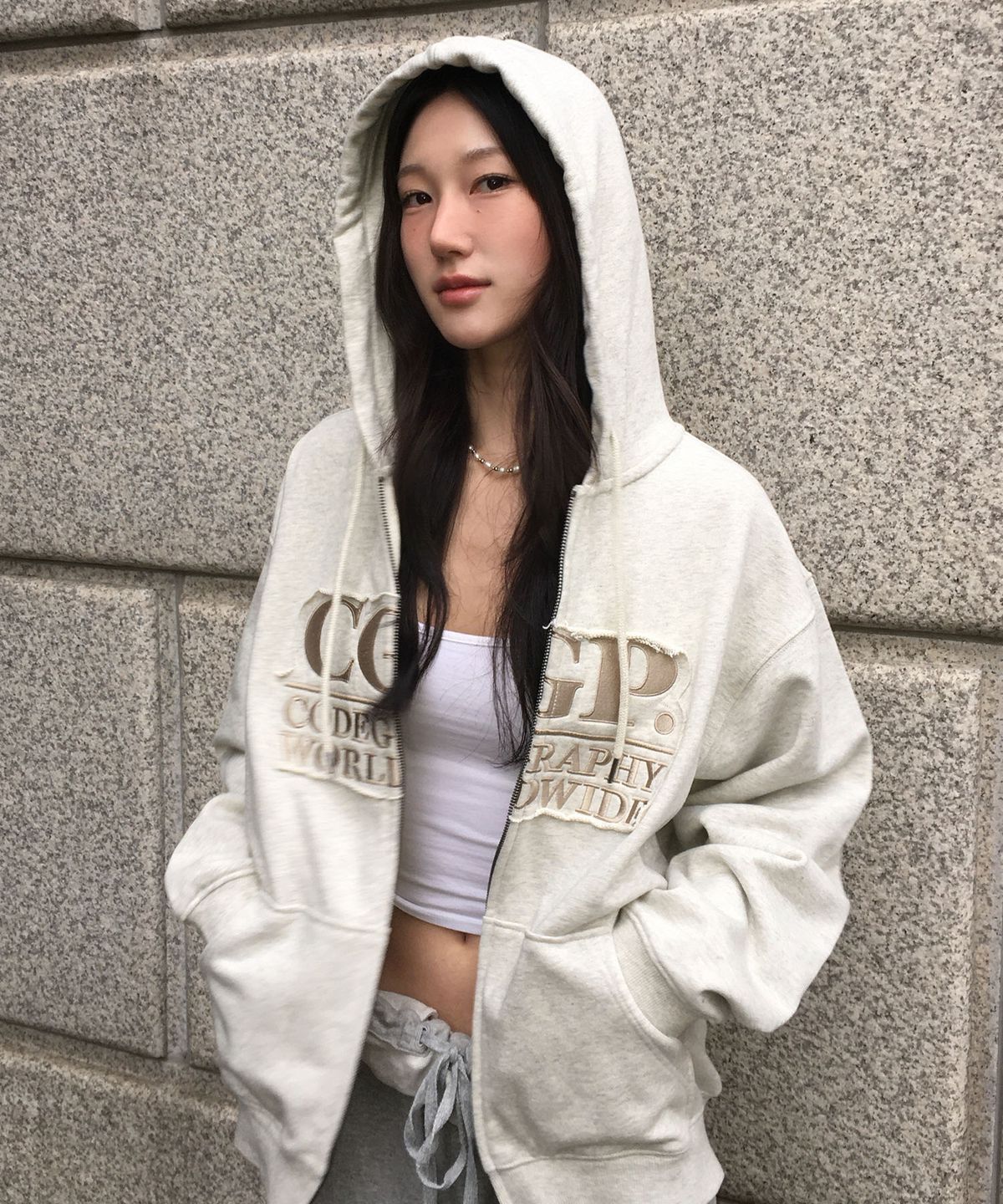 코드그라피(CGP) 스퀘어 로고 데미지 후드 집업-오트밀