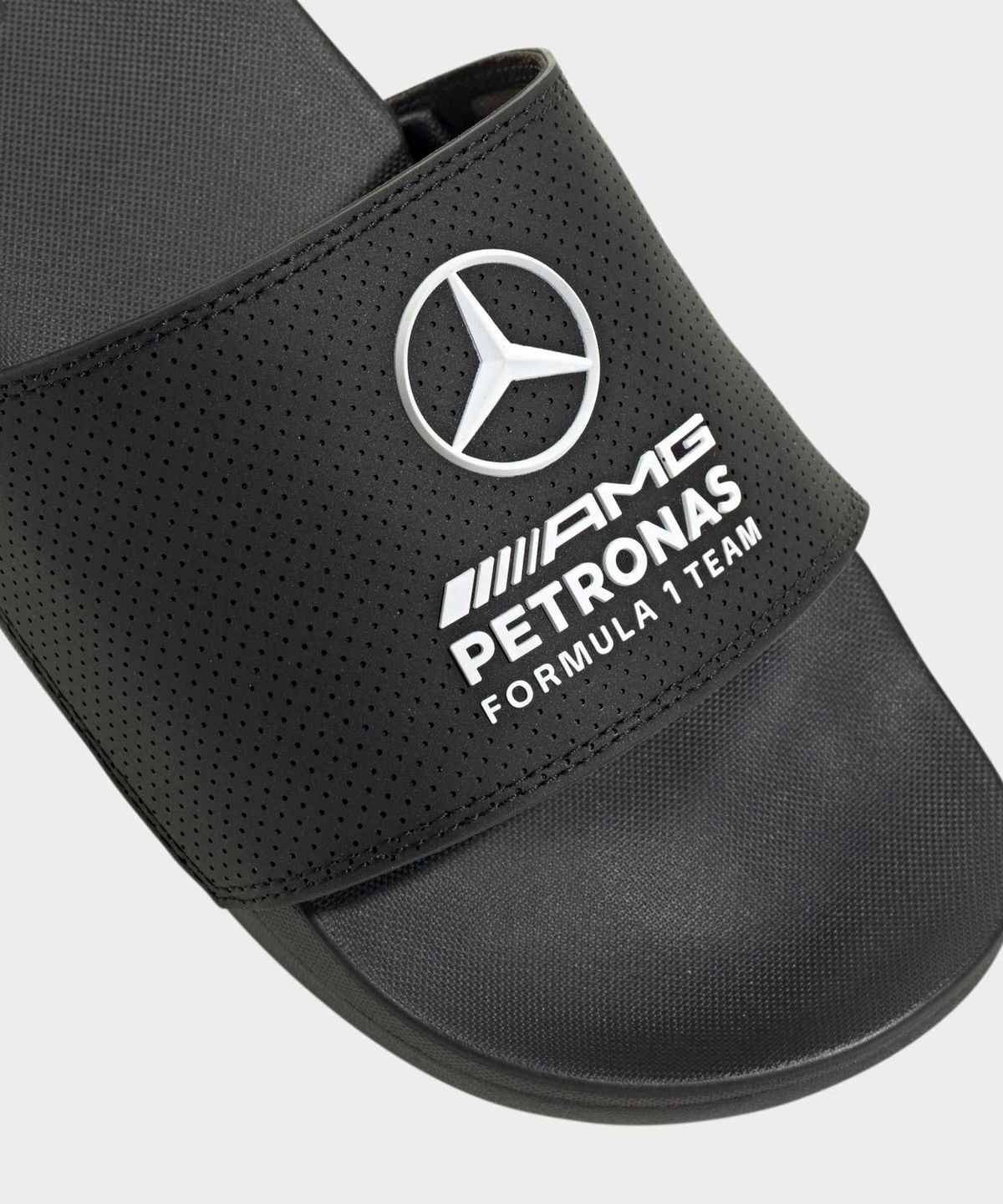 아디다스(ADIDAS) 메르세데스 AMG F1 아딜렛 컴포트 - 블랙 / KI6109