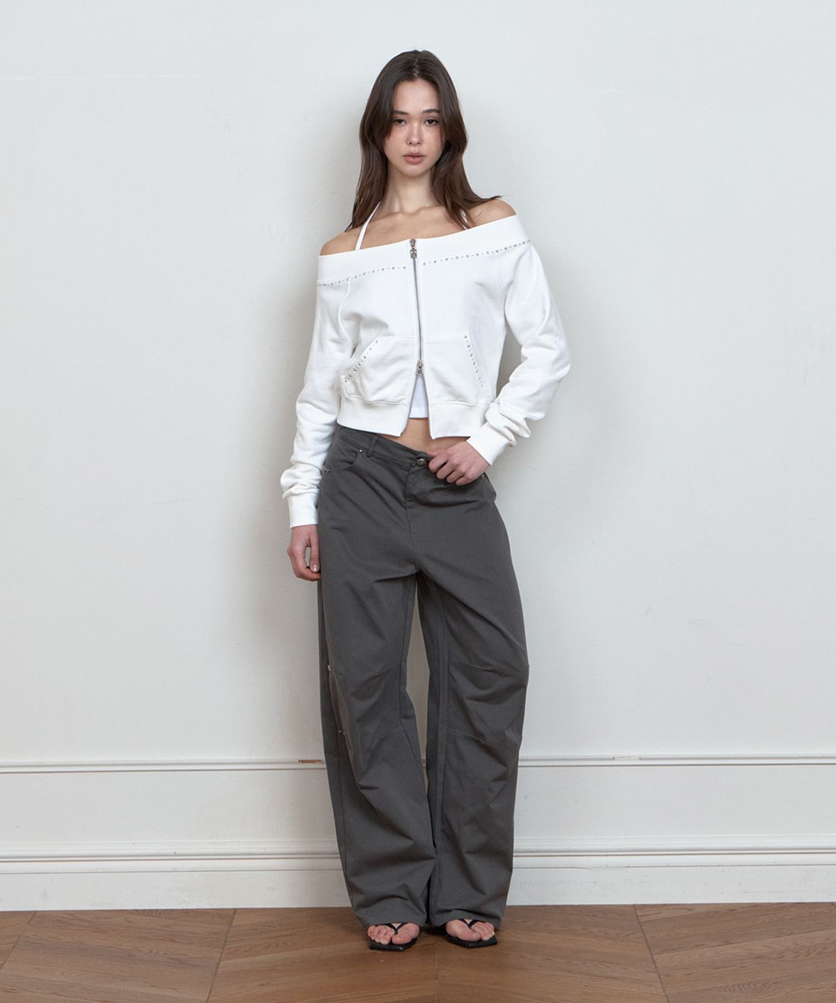 큐리티(CURETTY) C STUDDED OFF-SHOULDER 2-WAY ZIP-UP_WHITE