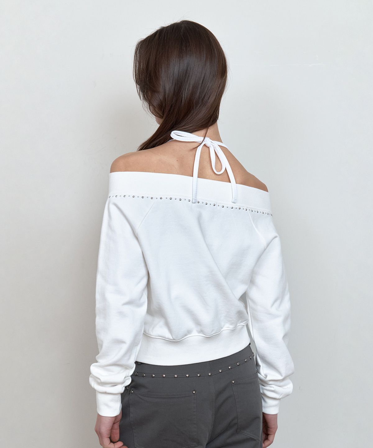 큐리티(CURETTY) C STUDDED OFF-SHOULDER 2-WAY ZIP-UP_WHITE