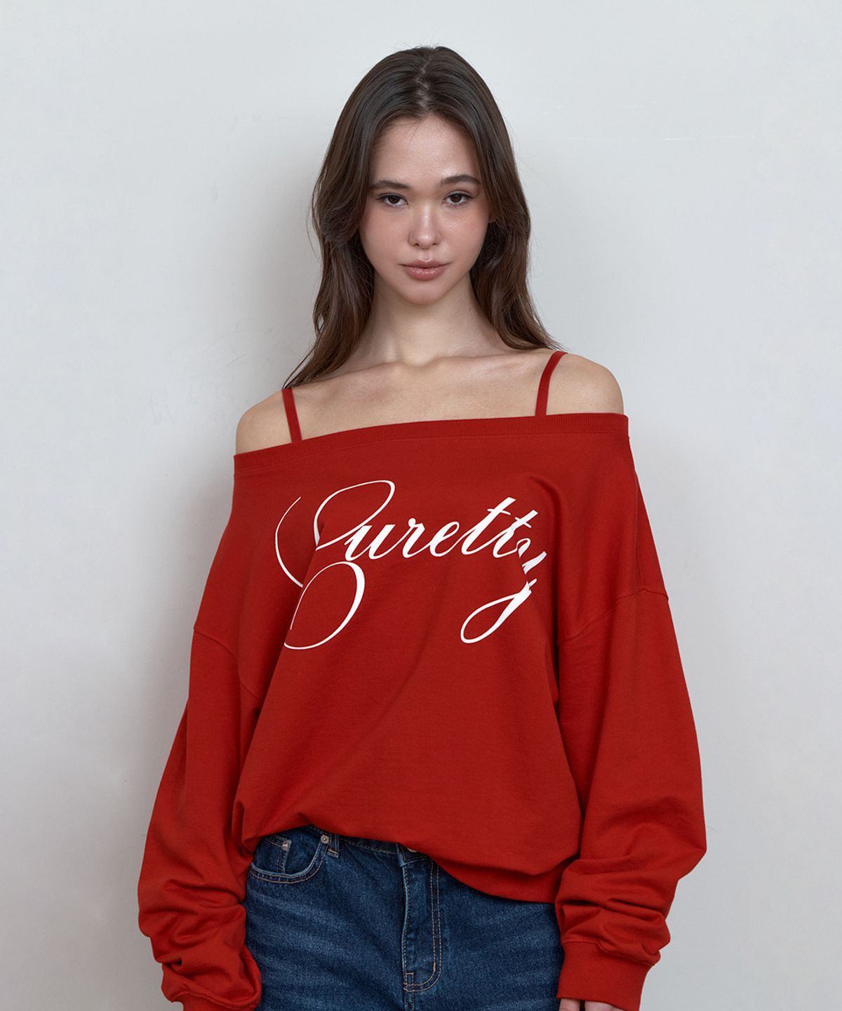 큐리티(CURETTY) C LOGO GRAPHIC OFF-SHOULDER SWEATSHIRT_RED