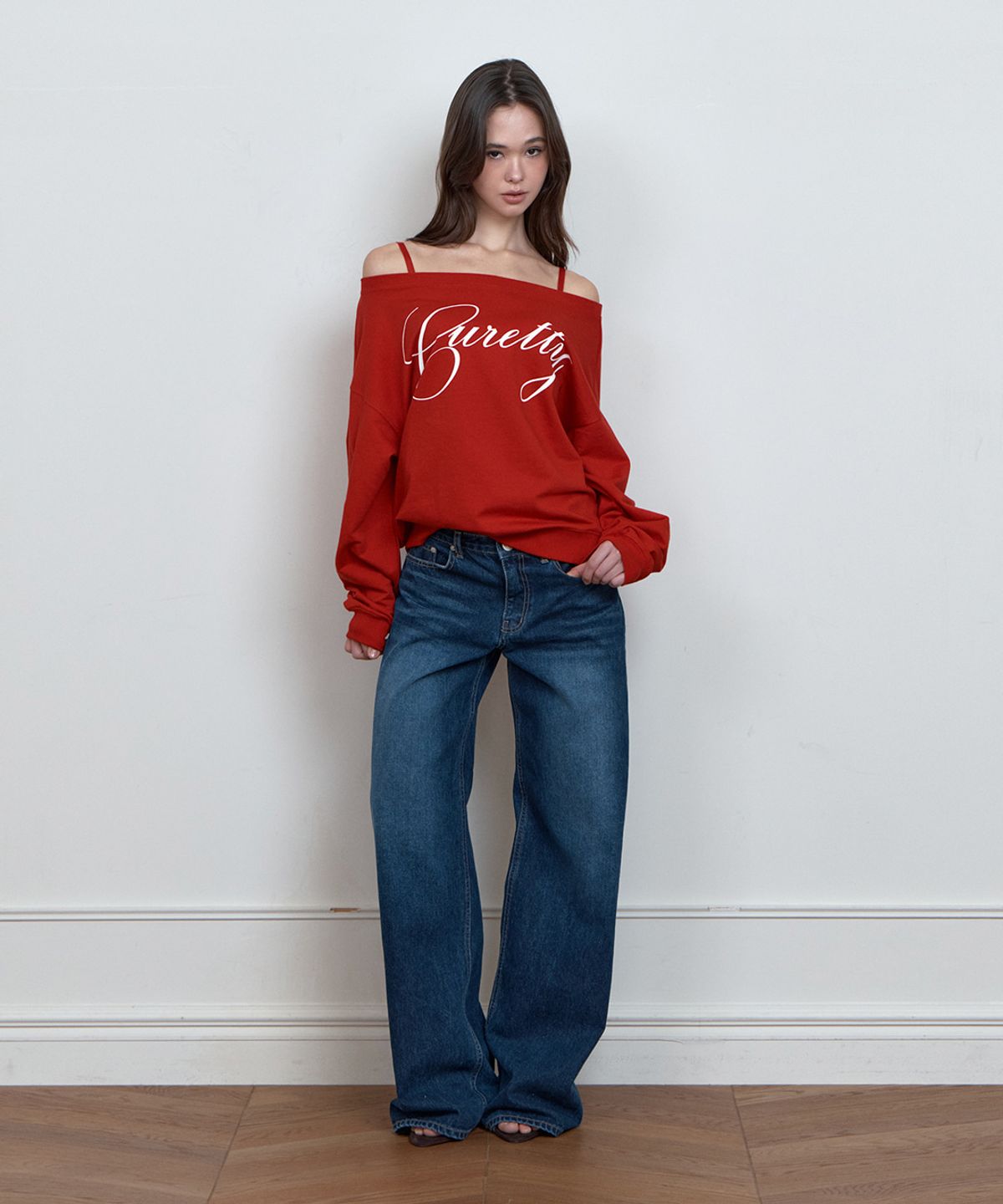 큐리티(CURETTY) C LOGO GRAPHIC OFF-SHOULDER SWEATSHIRT_RED