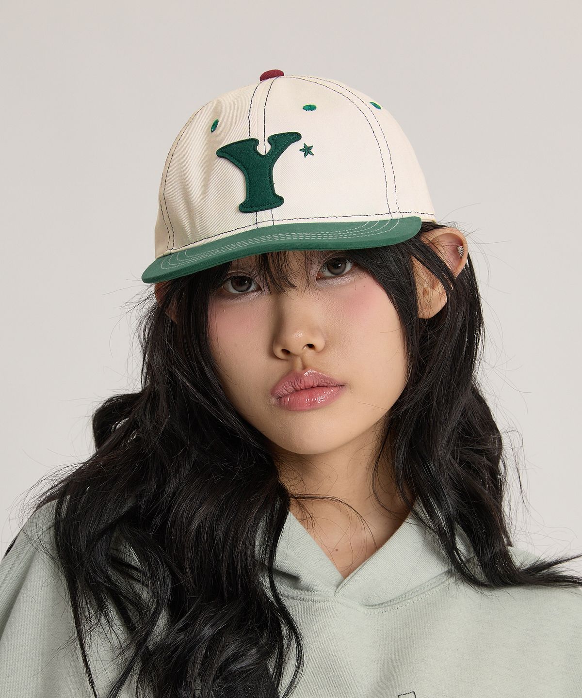 와이케이(WAIKEI) Y 로고 아플리케 캡 아이보리