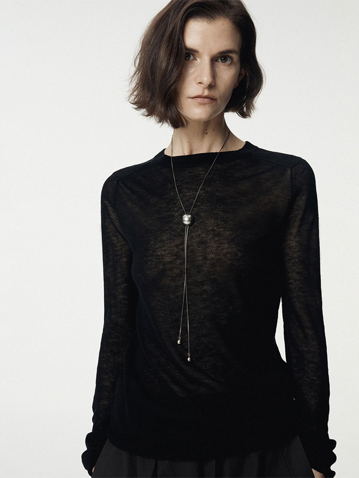 우마뭉(UMARMUNG) Weightless Wool Fitted Crew Neck Pullover_Black
