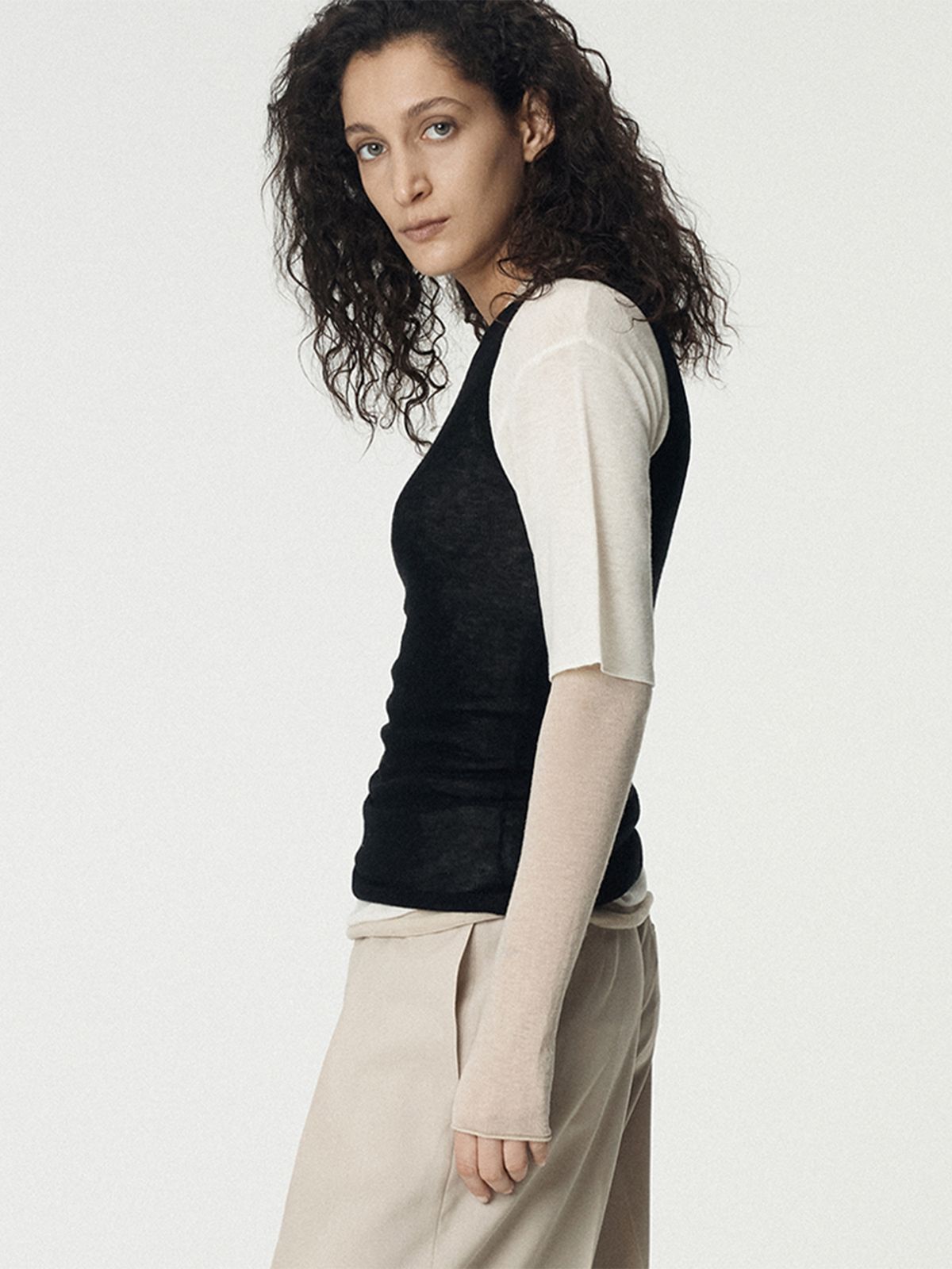 우마뭉(UMARMUNG) Weightless Wool Fitted Crew Neck Pullover_Champagne