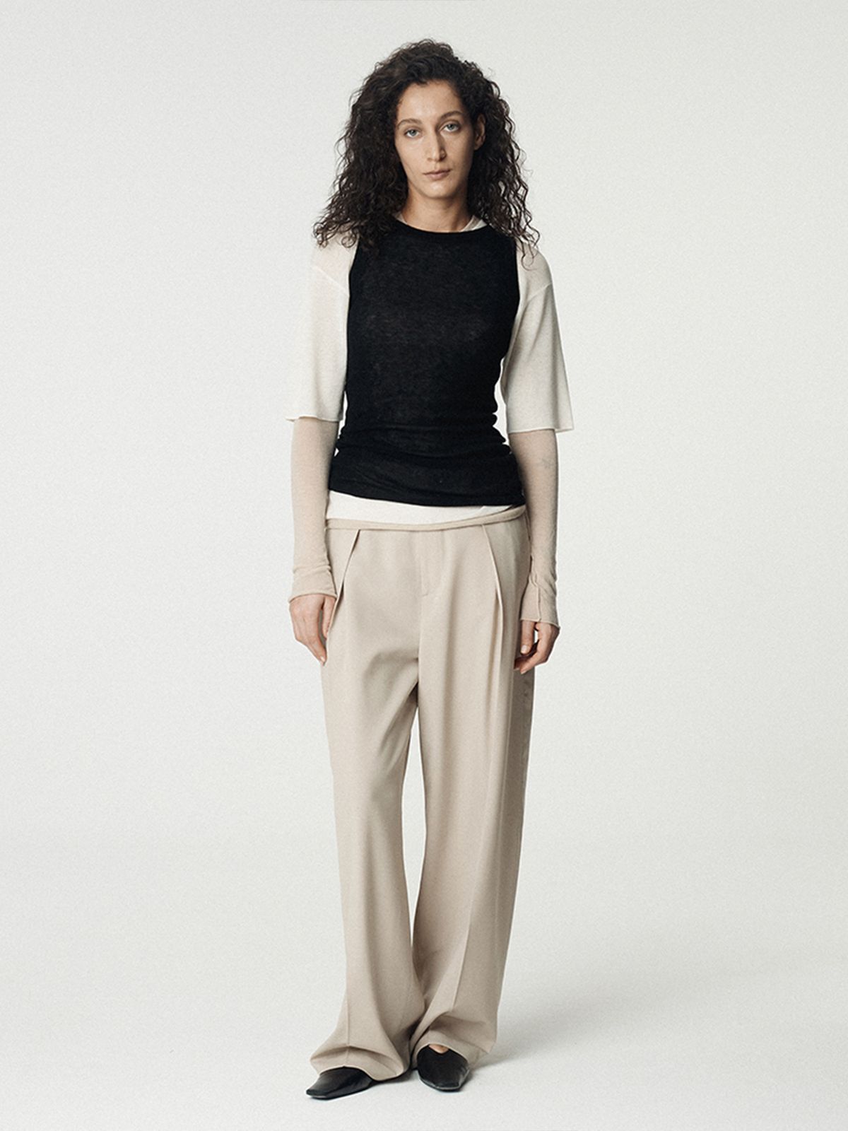 우마뭉(UMARMUNG) Weightless Wool Fitted Crew Neck Pullover_Champagne