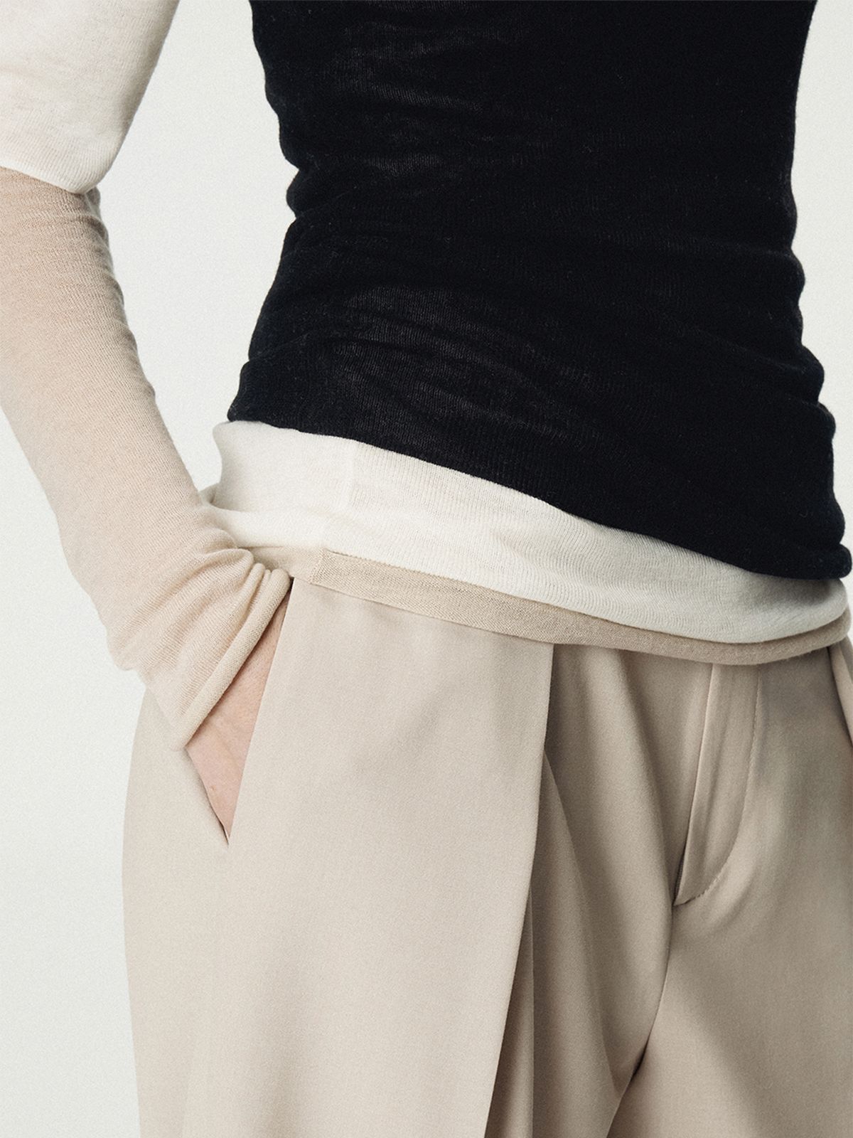 우마뭉(UMARMUNG) Weightless Wool Fitted Crew Neck Pullover_Champagne