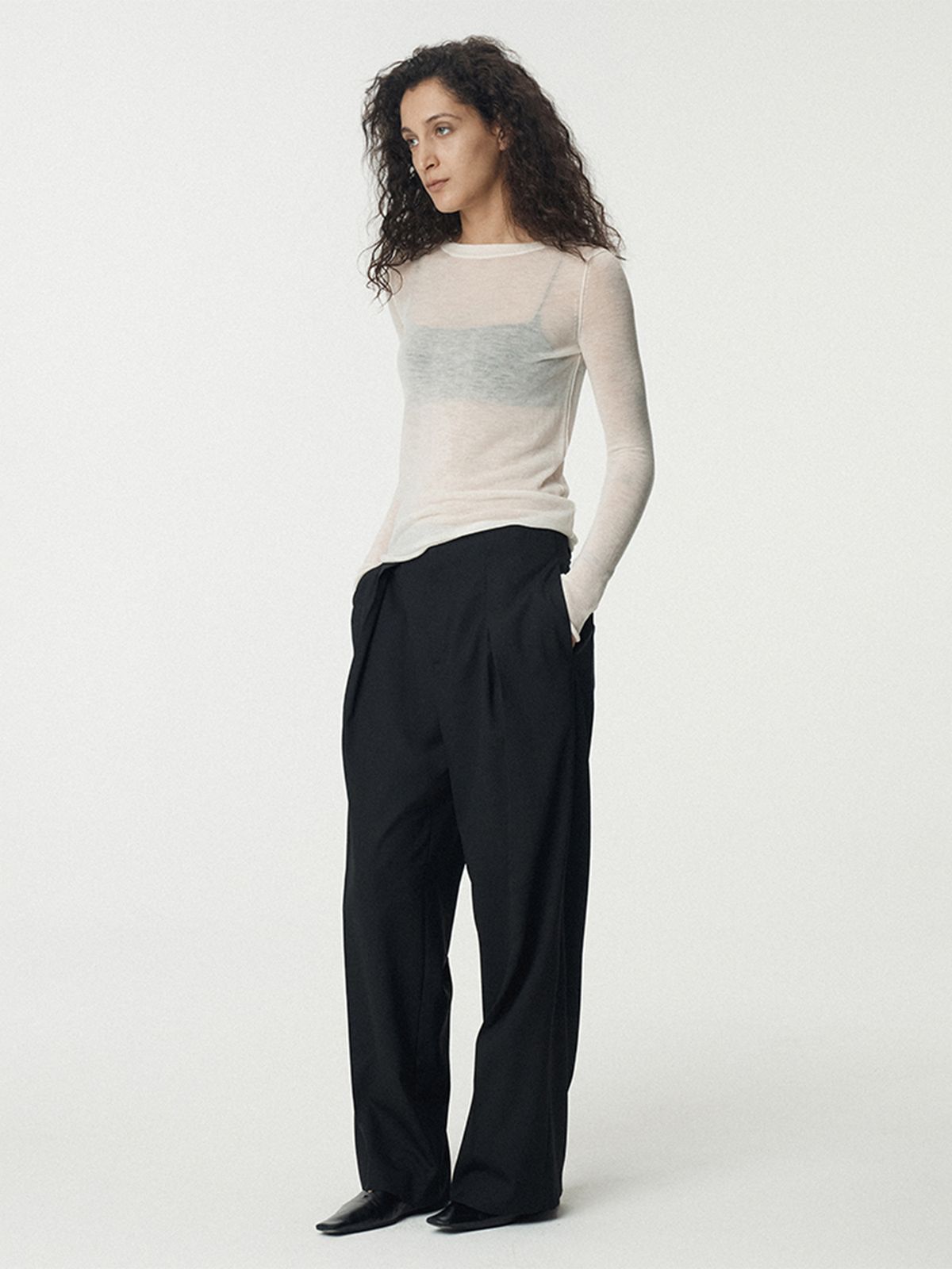 우마뭉(UMARMUNG) Weightless Wool Fitted Crew Neck Pullover_Ivory