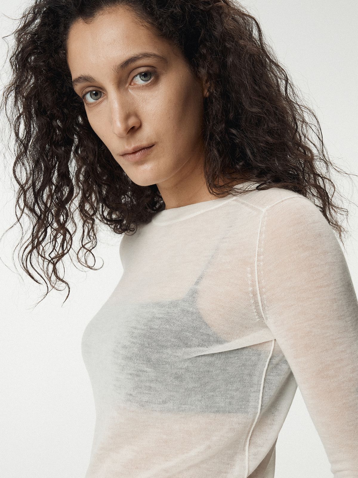 우마뭉(UMARMUNG) Weightless Wool Fitted Crew Neck Pullover_Ivory