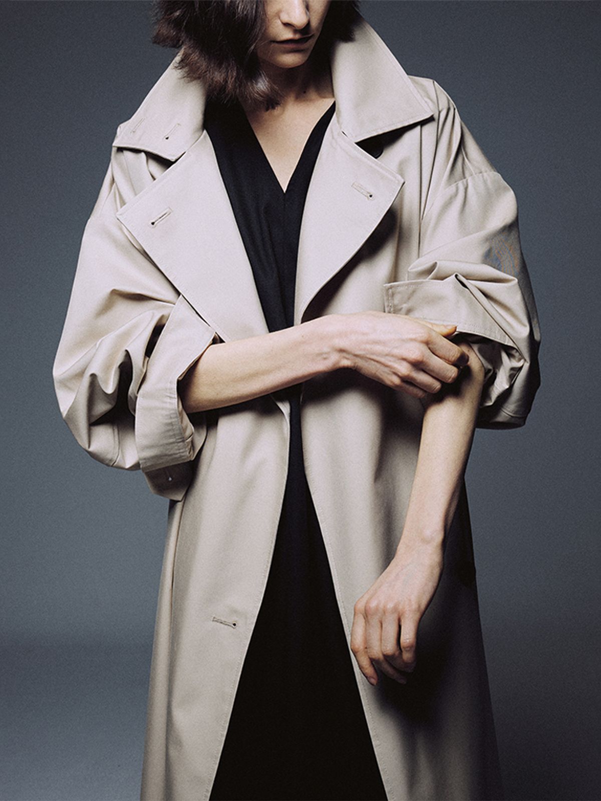 우마뭉(UMARMUNG) Convertible Collar Oversized Trench Coat_Travertine