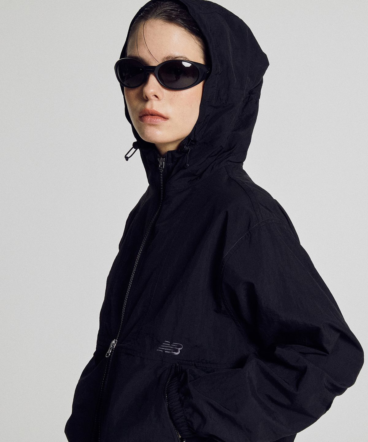 뉴발란스(NEW BALANCE) NBNAG2W322 / WOMEN 에센셜 후드 우븐 자켓 (BLACK)