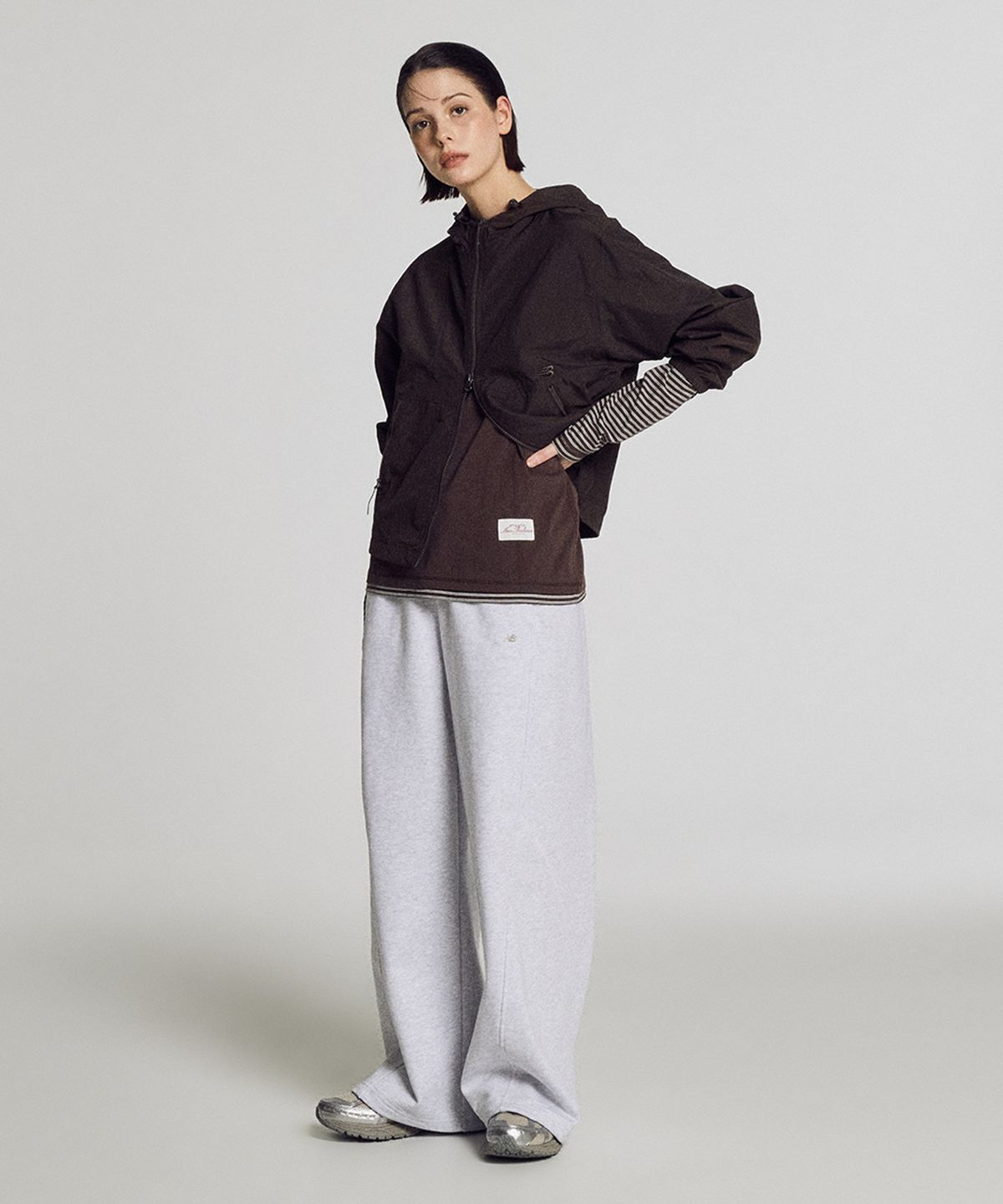 뉴발란스(NEW BALANCE) NBNAG2W322 / WOMEN 에센셜 후드 우븐 자켓 (BROWN)