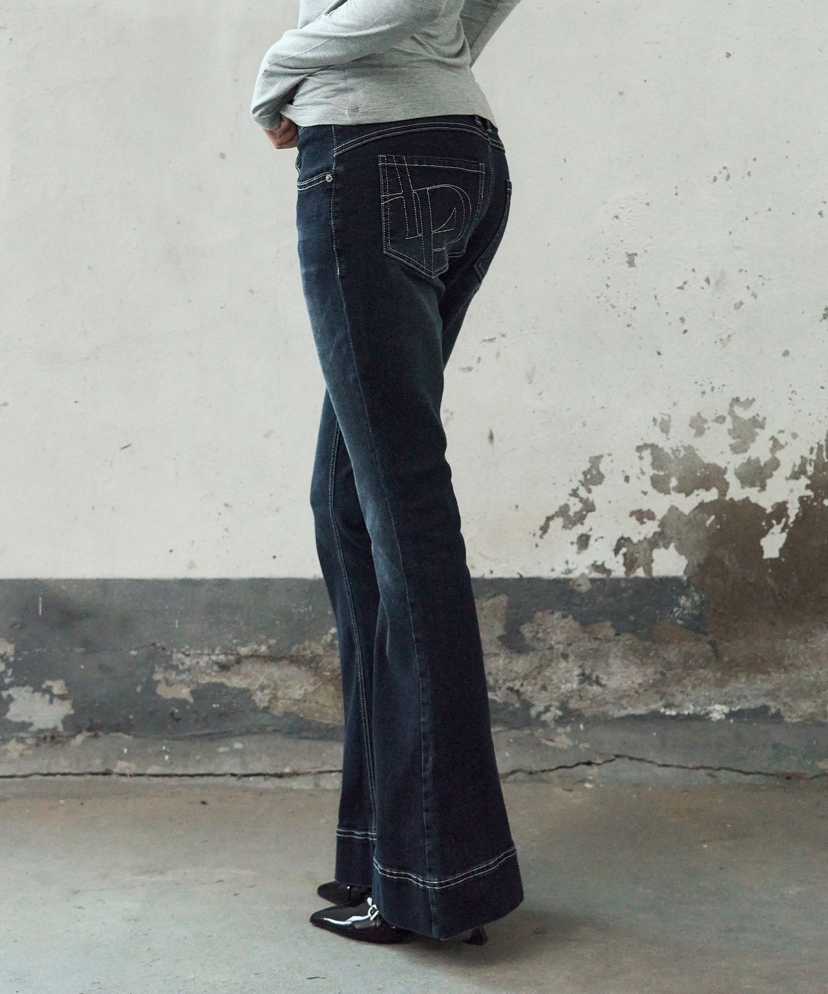 레더리(LEATHERY) 로우 라이즈 부츠컷 데님 팬츠 [D.BLUE]