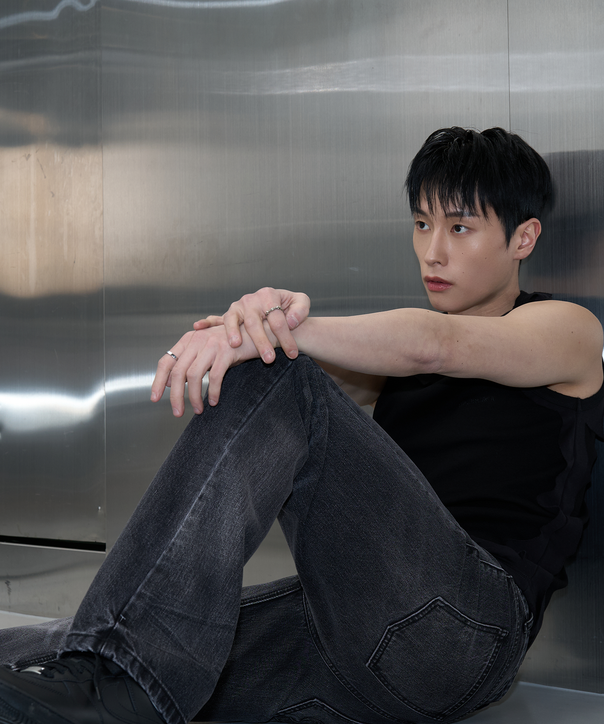 피치블랙(PITCHBLACK) DISTRESSED WHISKER JEANS (WASHED BLACK)
