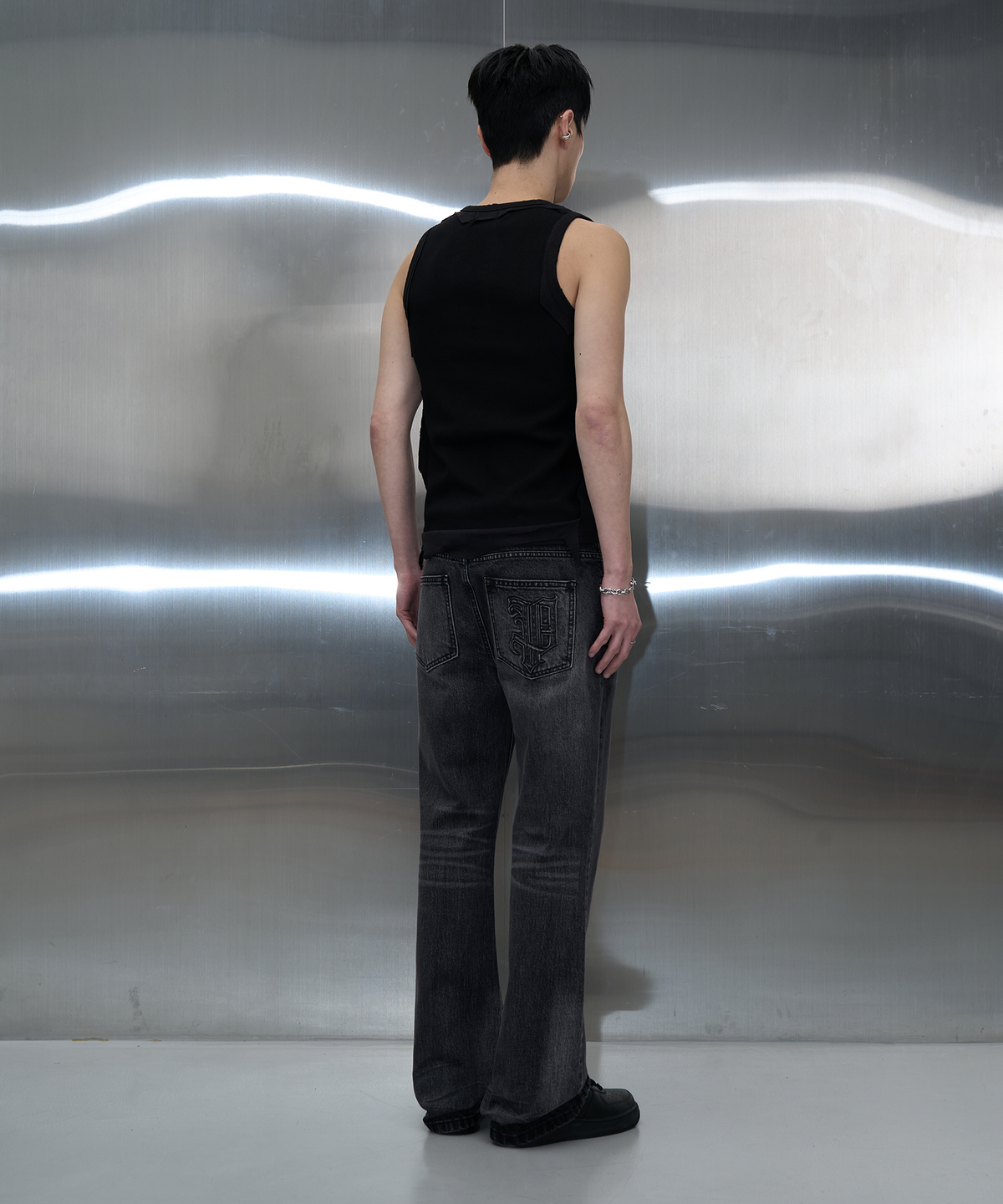 피치블랙(PITCHBLACK) DISTRESSED WHISKER JEANS (WASHED BLACK)