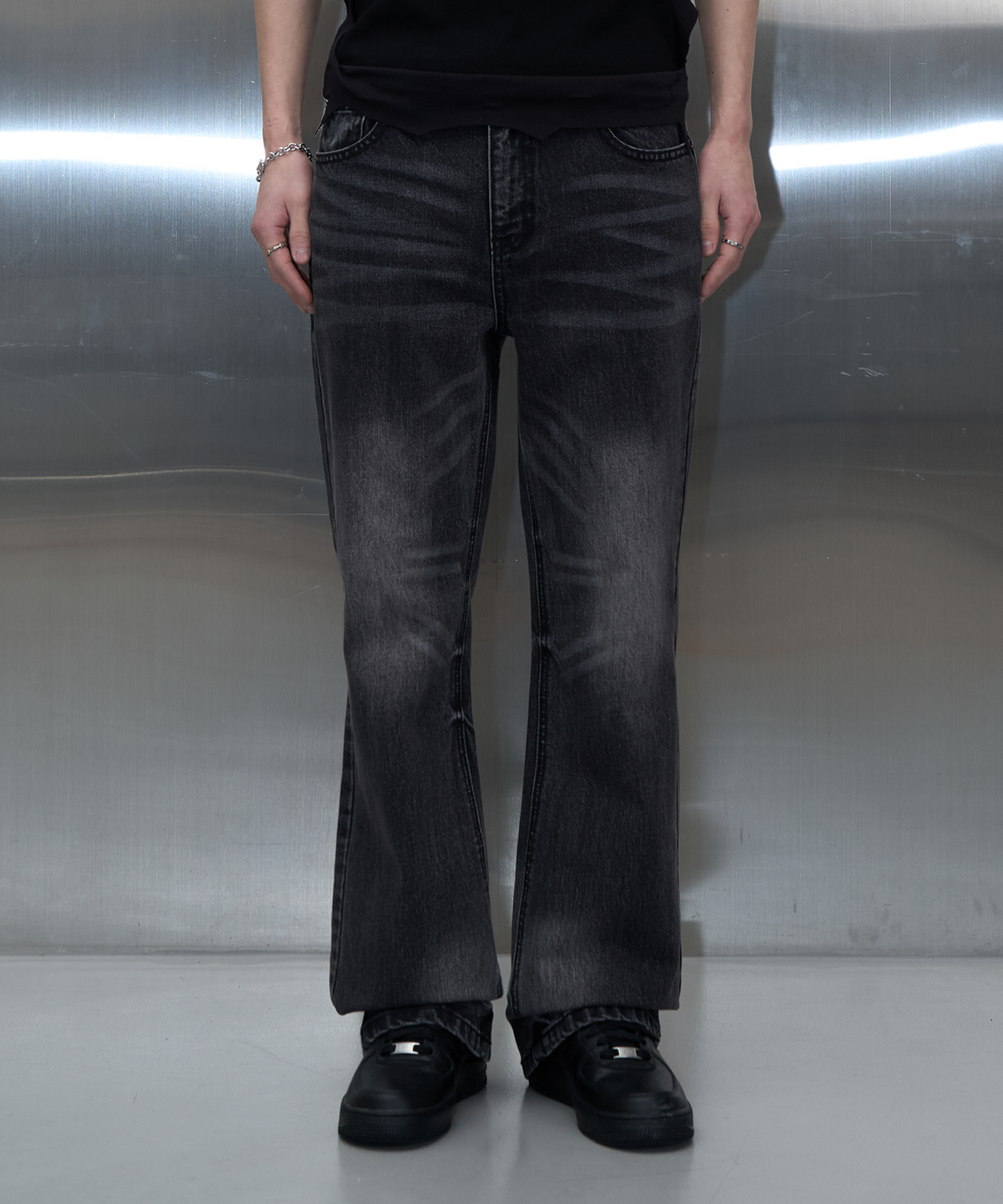 피치블랙(PITCHBLACK) DISTRESSED WHISKER JEANS (WASHED BLACK)