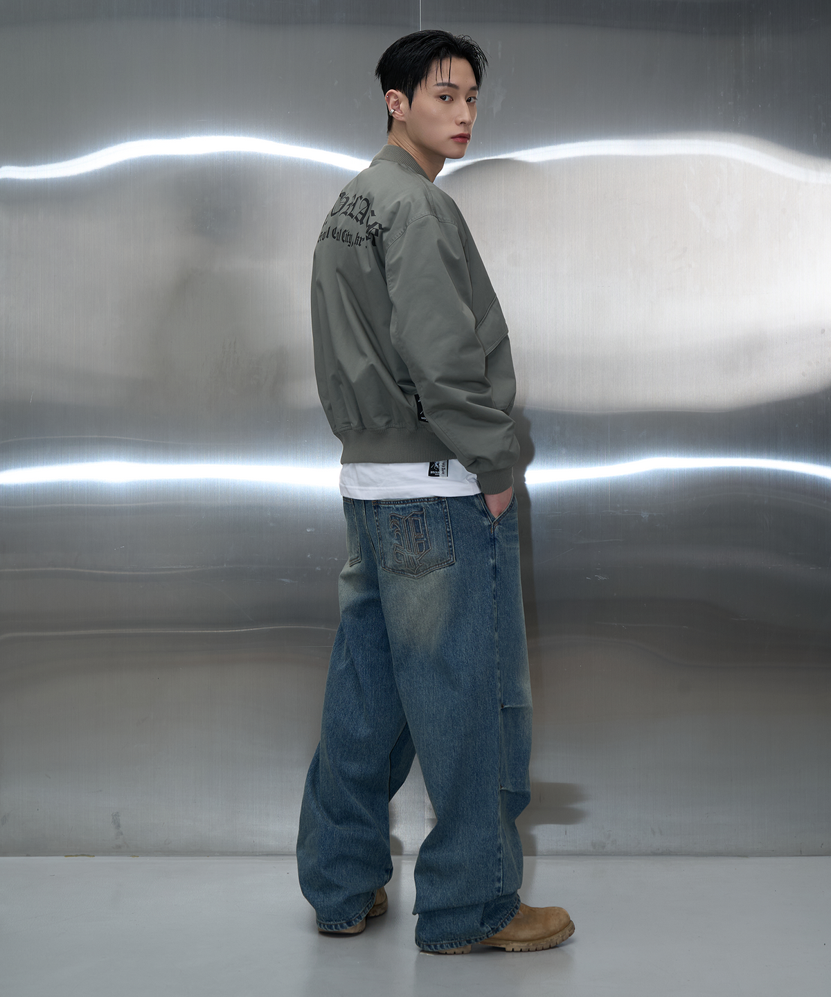 피치블랙(PITCHBLACK) POCKET EMBLEM PARASUIT WIDE DENIM (WASHED BLUE)