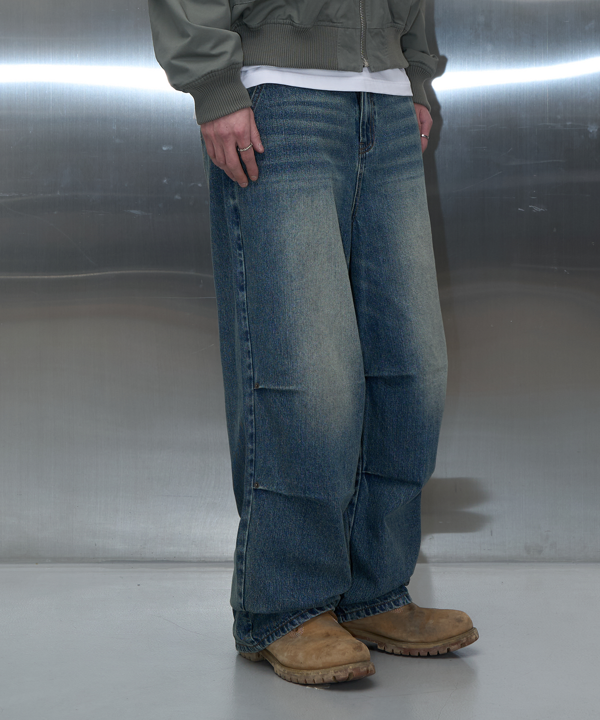 피치블랙(PITCHBLACK) POCKET EMBLEM PARASUIT WIDE DENIM (WASHED BLUE)