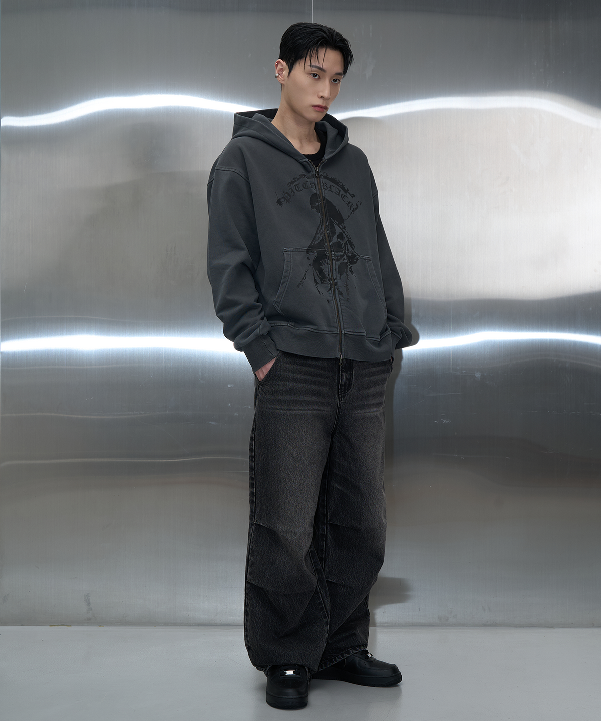 피치블랙(PITCHBLACK) POCKET EMBLEM PARASUIT WIDE DENIM (WASHED BLACK)