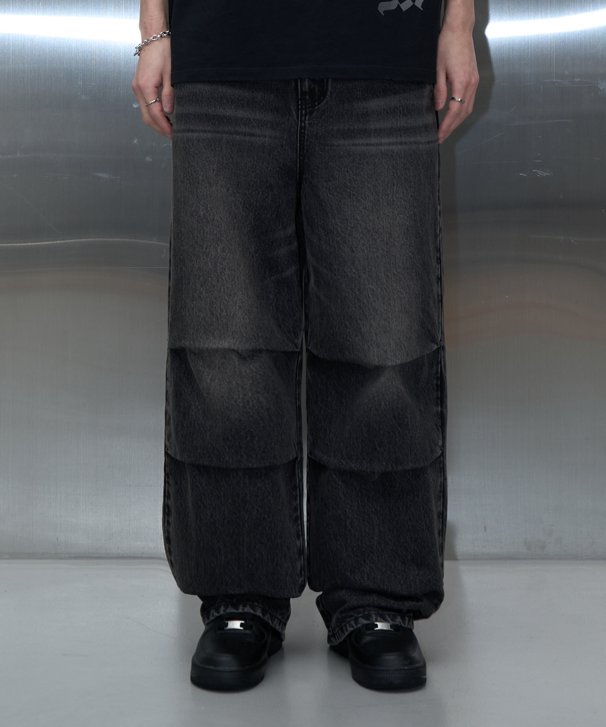 피치블랙(PITCHBLACK) POCKET EMBLEM PARASUIT WIDE DENIM (WASHED BLACK)