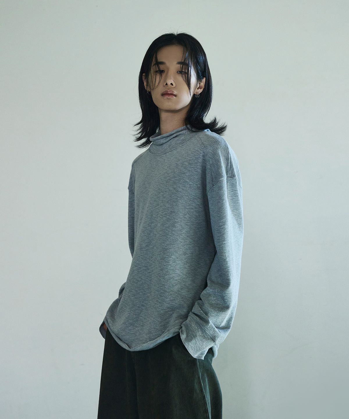 스크래틀 픽셀(SCRATTLE_PIXEL) 와인드 루즈 모크넥 롱 슬리브[그레이]