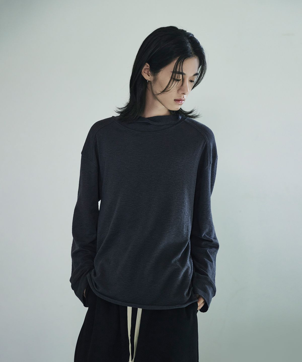 스크래틀 픽셀(SCRATTLE_PIXEL) 와인드 루즈 모크넥 롱 슬리브[차콜]