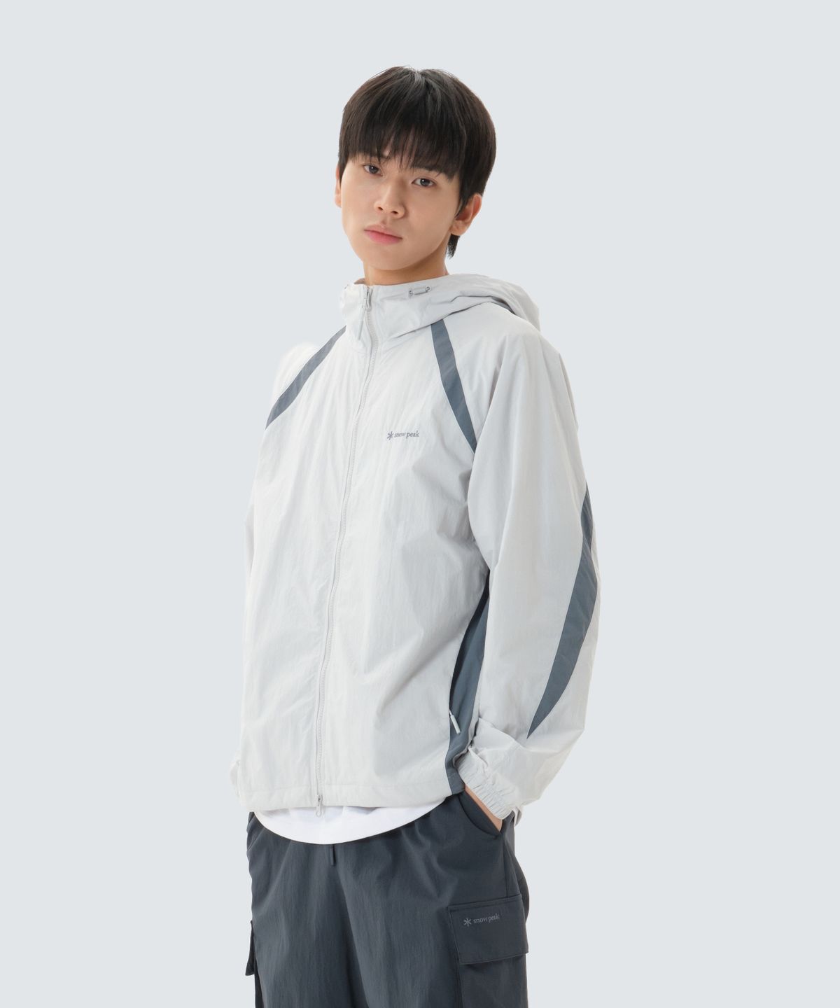 스노우피크 어패럴(SNOWPEAK APPAREL) 경량 타슬란 컬러블럭 후드 바람막이 (S26SULWB56) Ice Gray