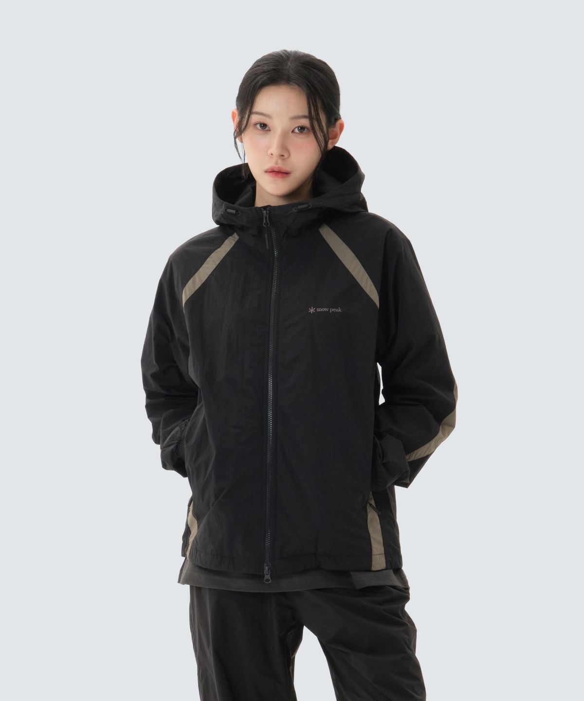 스노우피크 어패럴(SNOWPEAK APPAREL) 경량 타슬란 컬러블럭 후드 바람막이 (S26SULWB56) Dark Charcoal