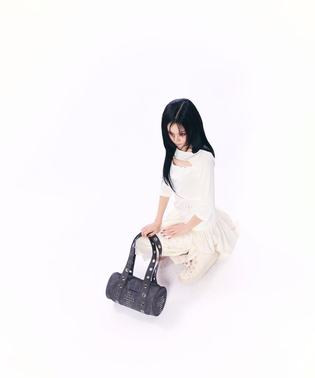 셋업이엑스이(SETUP-EXE) EYELET STRAP DUFFLE BAG / CHARCOAL