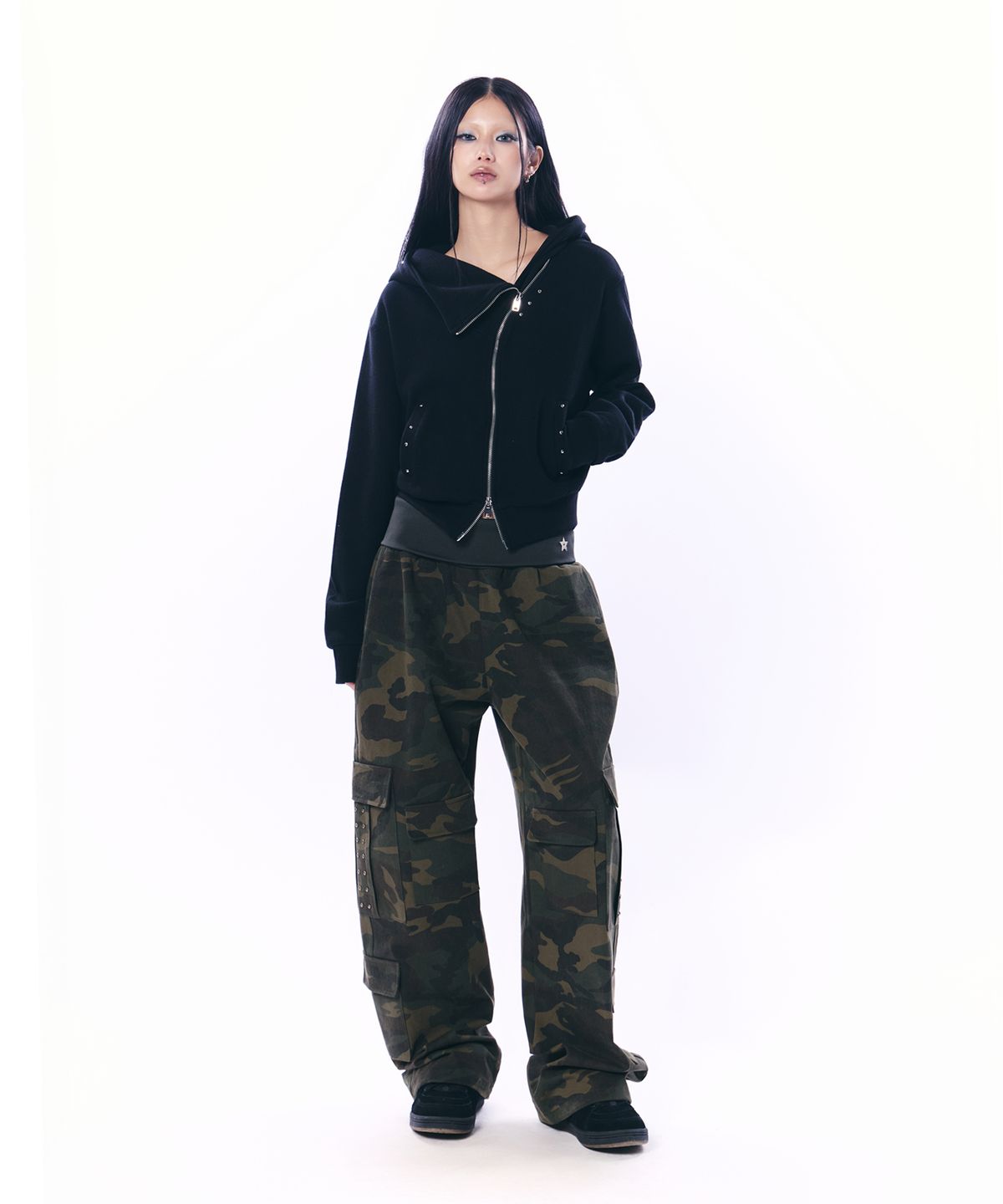 셋업이엑스이(SETUP-EXE) MULTI-POCKET STUDDED PANTS / CAMO