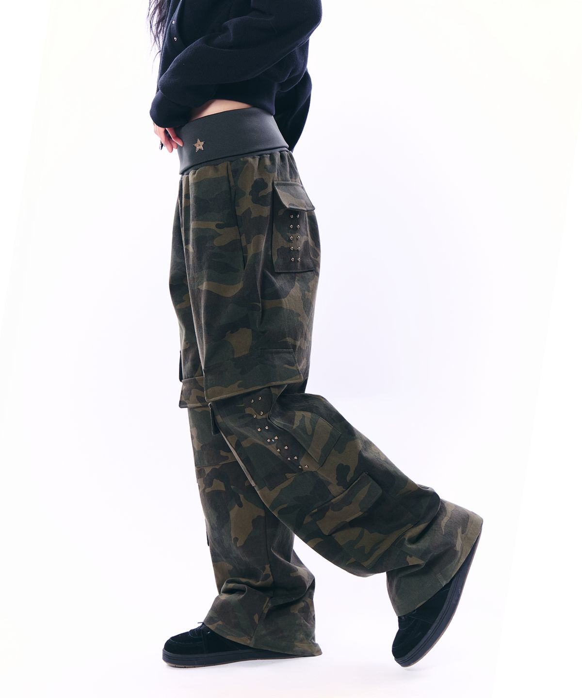 셋업이엑스이(SETUP-EXE) MULTI-POCKET STUDDED PANTS / CAMO