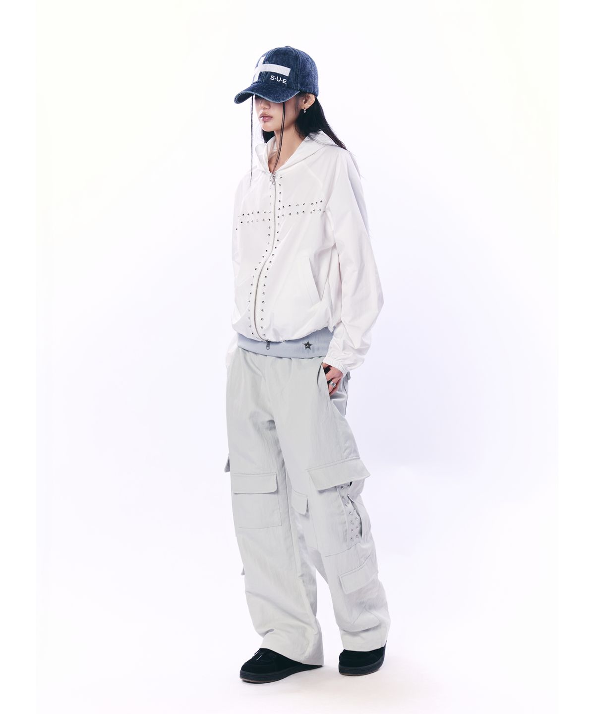 셋업이엑스이(SETUP-EXE) MULTI-POCKET STUDDED PANTS / LIGHT GRAY