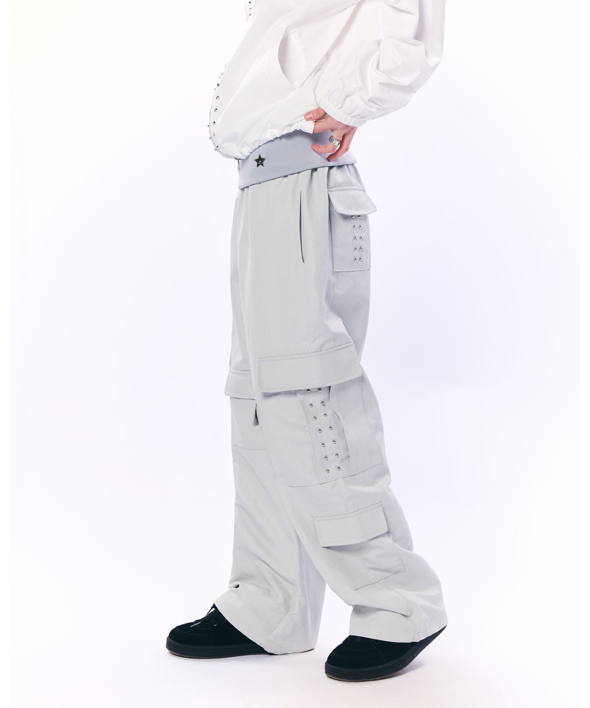 셋업이엑스이(SETUP-EXE) MULTI-POCKET STUDDED PANTS / LIGHT GRAY