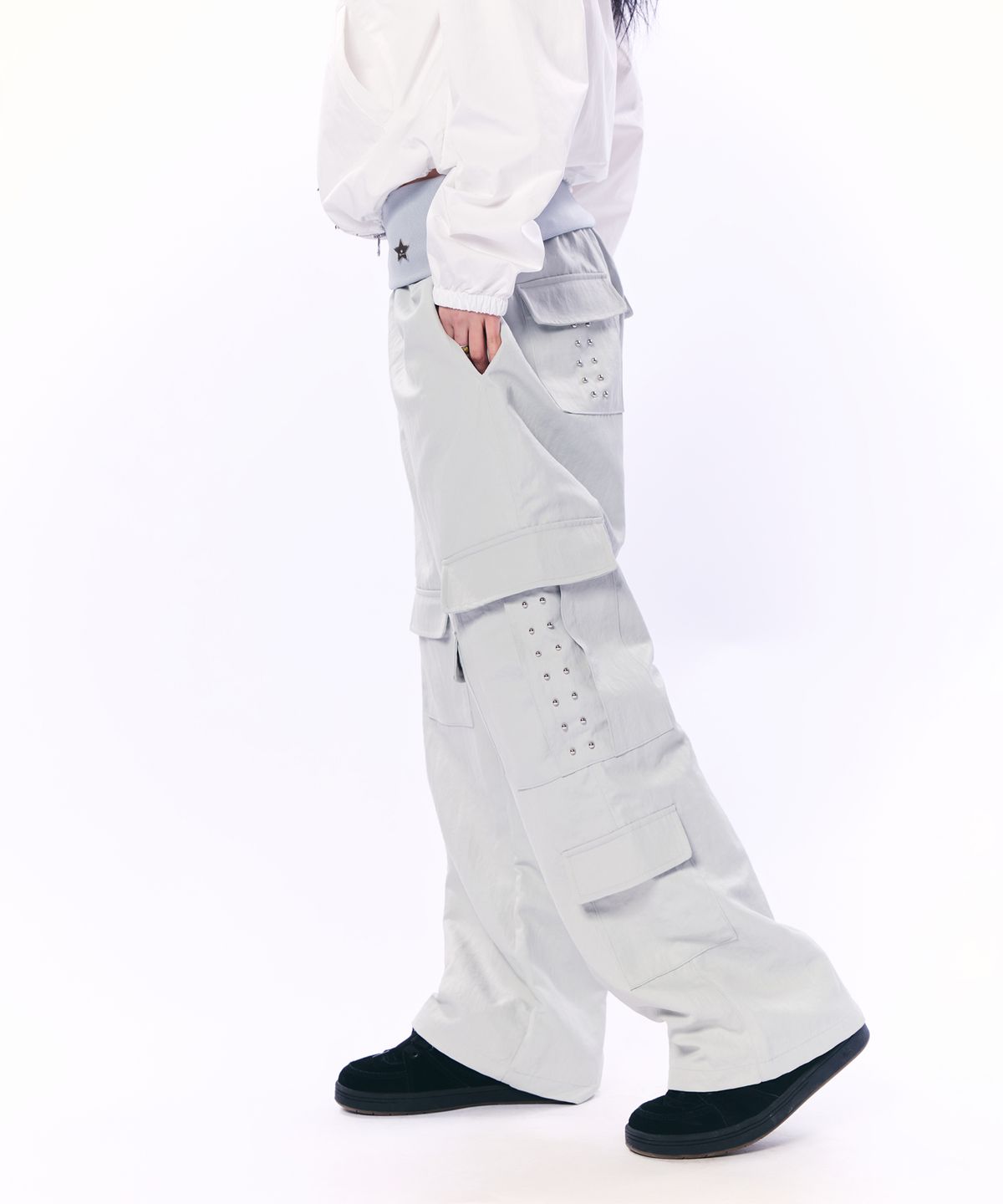 셋업이엑스이(SETUP-EXE) MULTI-POCKET STUDDED PANTS / LIGHT GRAY