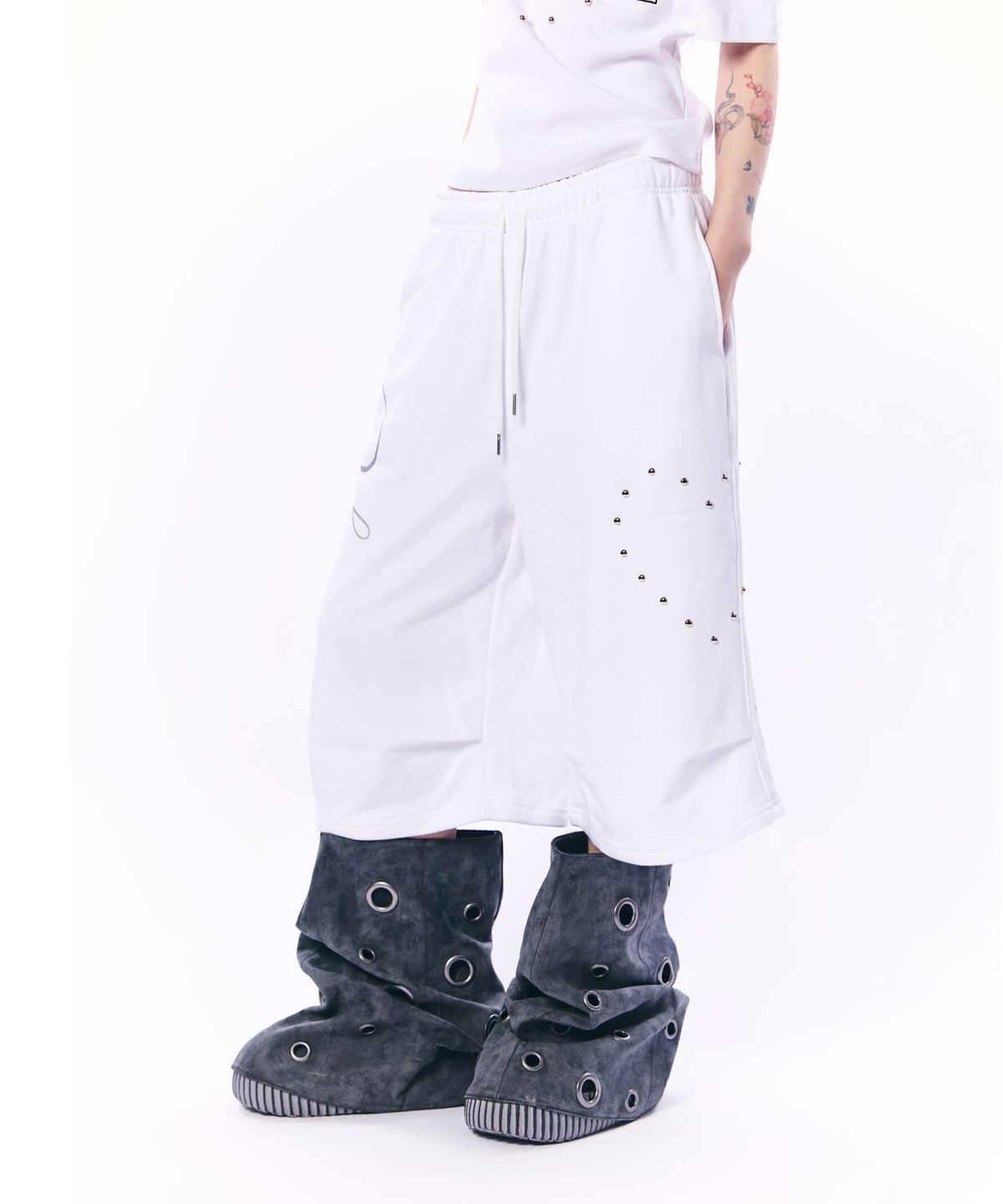 셋업이엑스이(SETUP-EXE) HEART STUD LOGO BERMUDA PANTS / WHITE