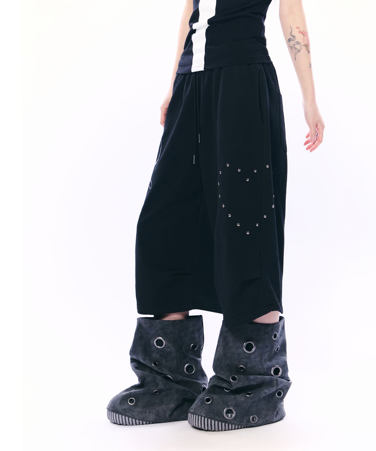 셋업이엑스이(SETUP-EXE) HEART STUD LOGO BERMUDA PANTS / BLACK