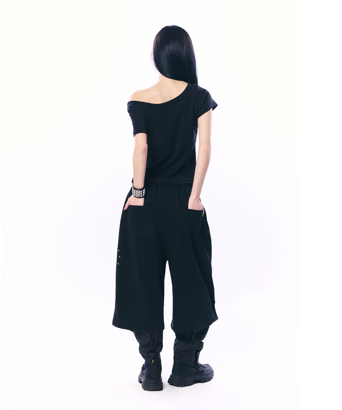 셋업이엑스이(SETUP-EXE) SUE WIDE NECK TOP / BLACK