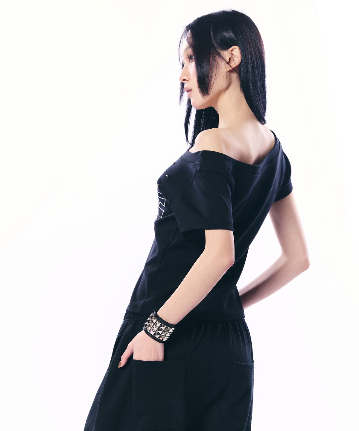 셋업이엑스이(SETUP-EXE) SUE WIDE NECK TOP / BLACK