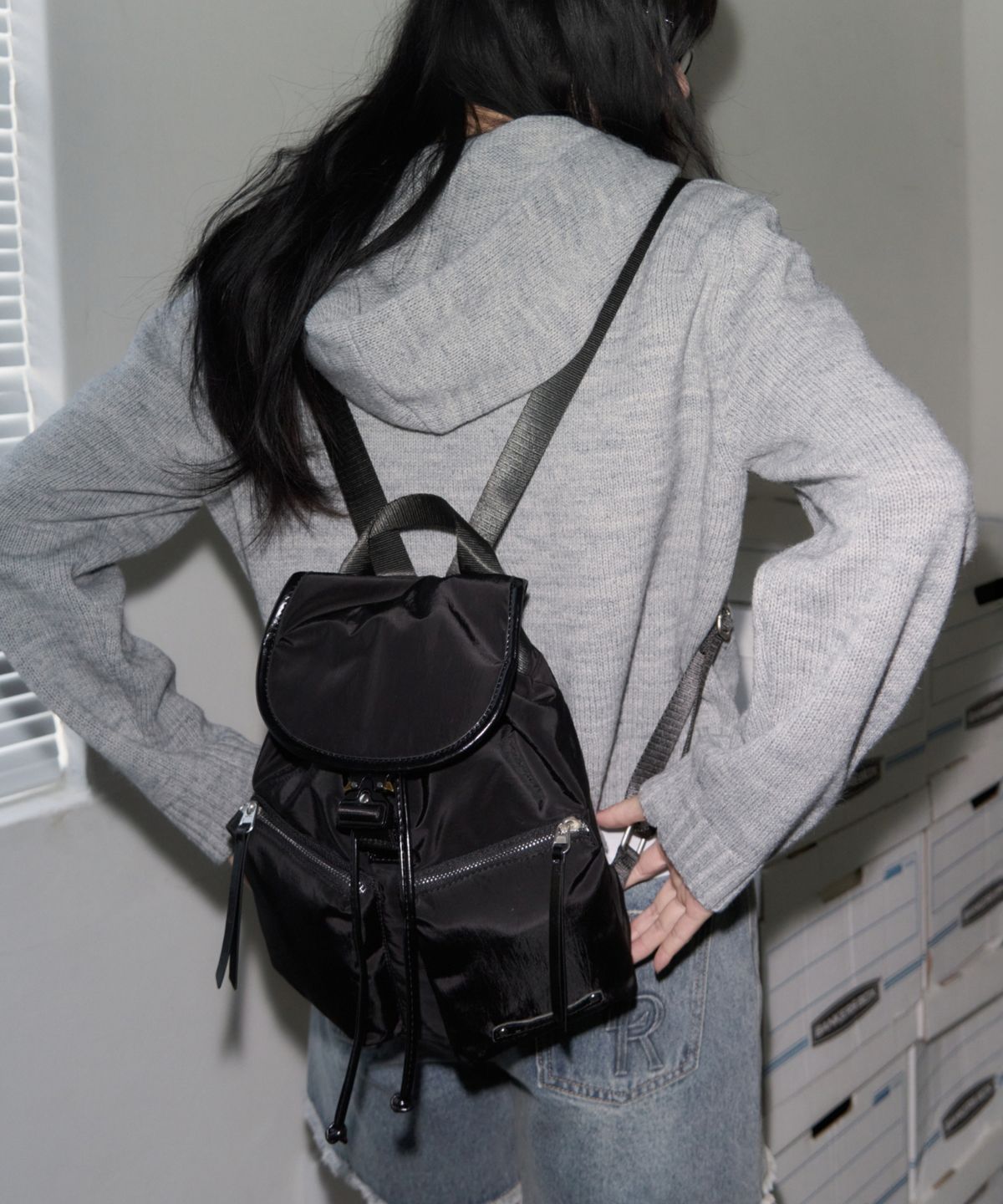 레더리(LEATHERY) 글로시 나일론 버킷 미니 백팩 [BLACK]