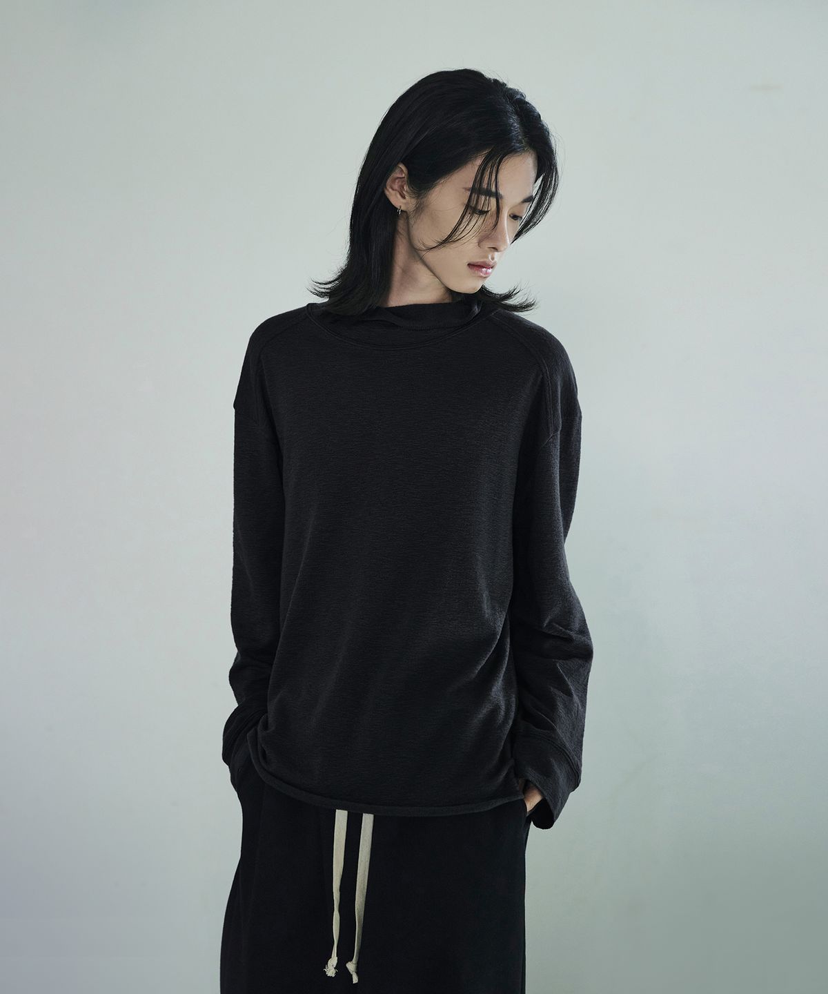 스크래틀 픽셀(SCRATTLE_PIXEL) 와인드 루즈 모크넥 롱 슬리브[블랙]