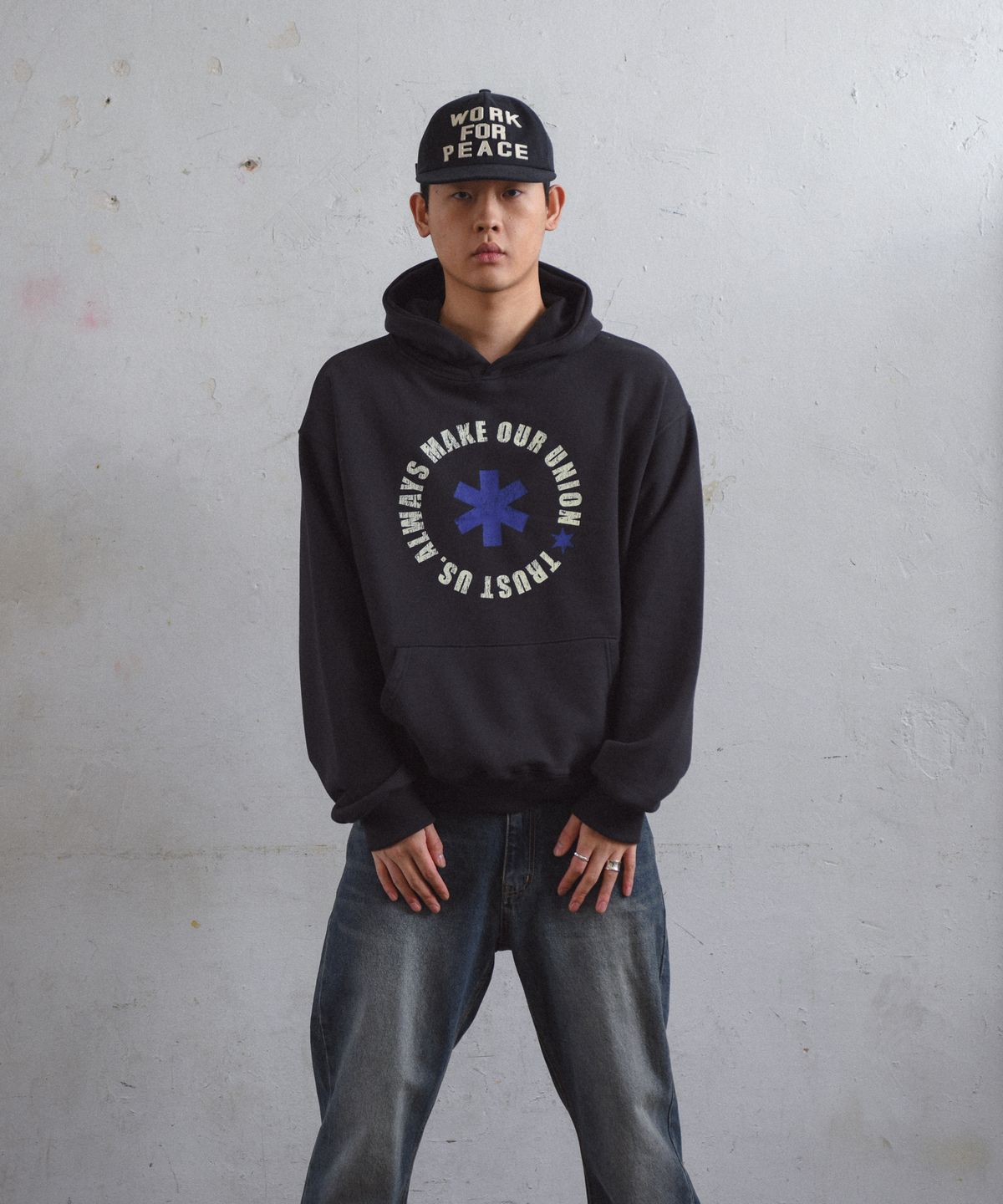 아모우(AMOU) Lettering Circle HOODIE BALCK